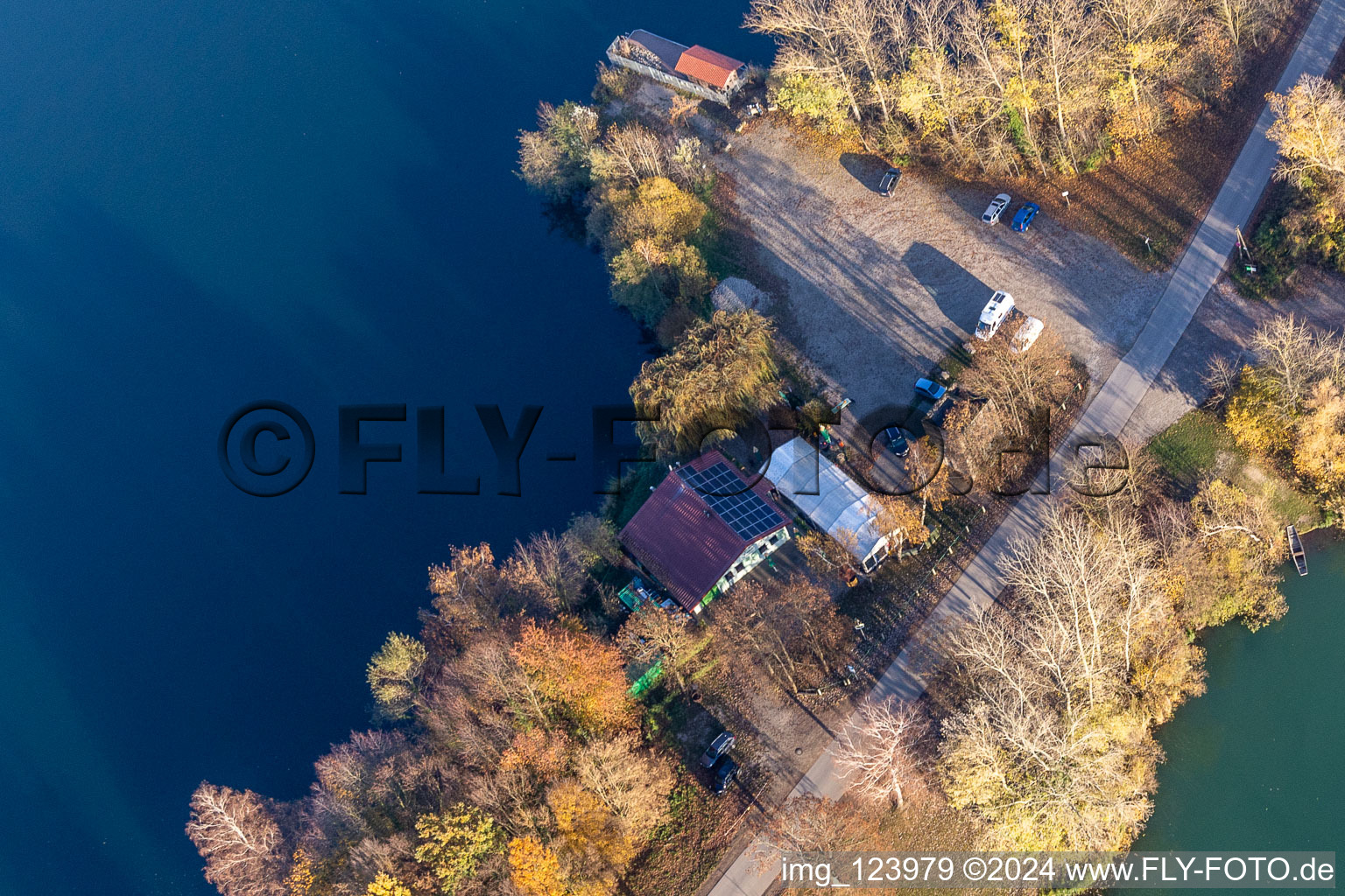 Maison de pêche sur le Vieux Rhin à Neupotz dans le département Rhénanie-Palatinat, Allemagne depuis l'avion