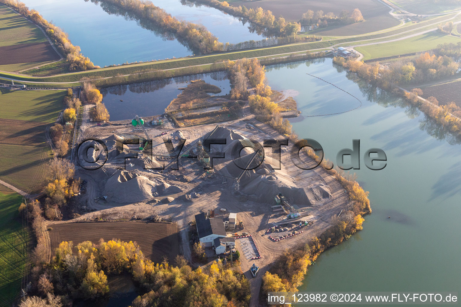 Vue aérienne de Sable et gravier d'Heidelberg sur le Vieux Rhin à Neupotz dans le département Rhénanie-Palatinat, Allemagne