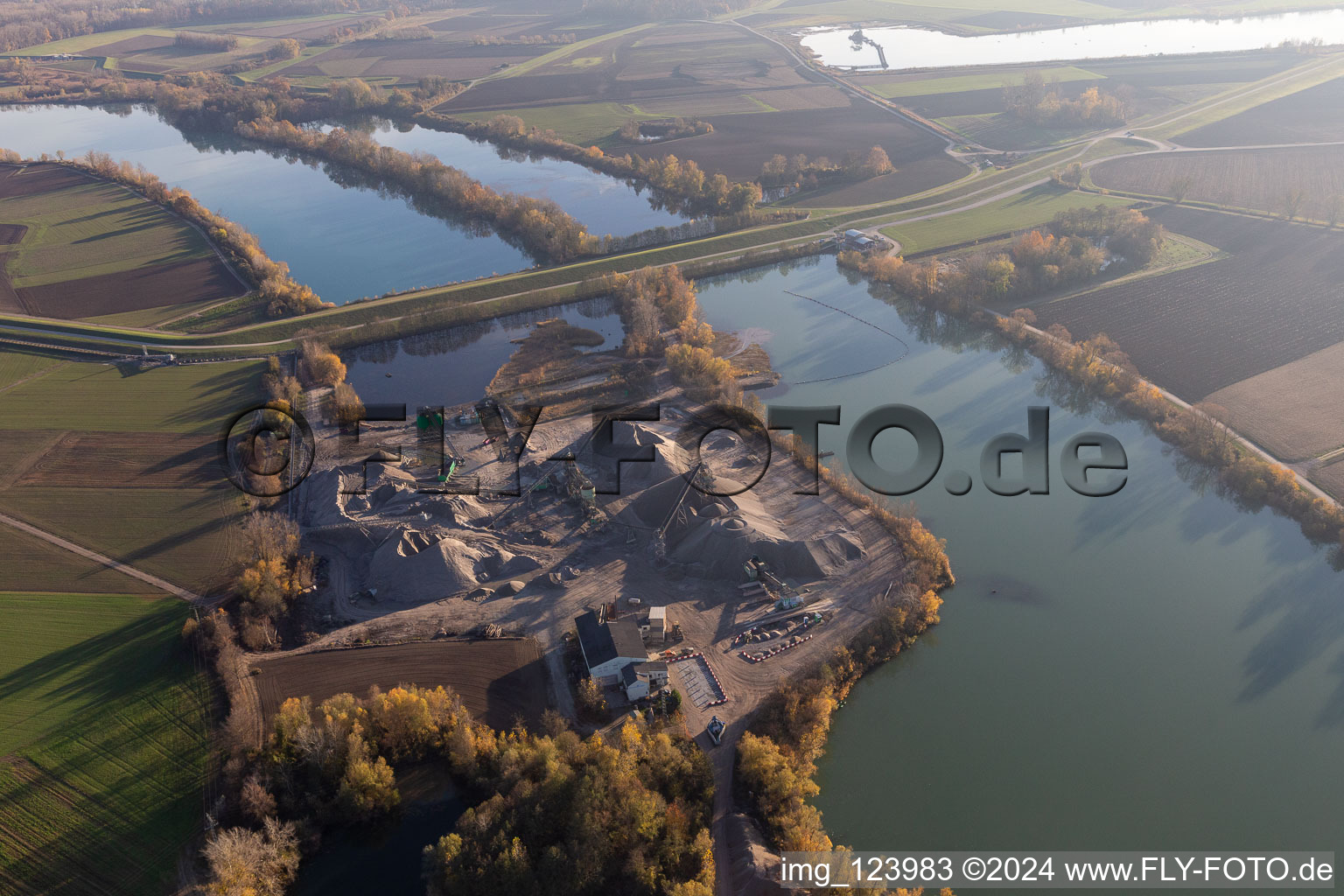 Vue aérienne de Sable et gravier d'Heidelberg sur le Vieux Rhin à Neupotz dans le département Rhénanie-Palatinat, Allemagne