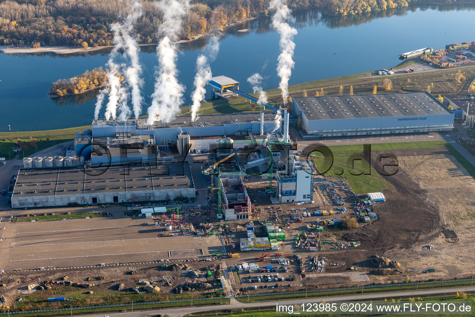 Photographie aérienne de Nouvelle construction de la centrale électrique gaz-hydrogène de l'usine de papier Palm GmbH & Co. KG dans la zone industrielle de Wörth-Oberwald à Wörth am Rhein dans le département Rhénanie-Palatinat, Allemagne