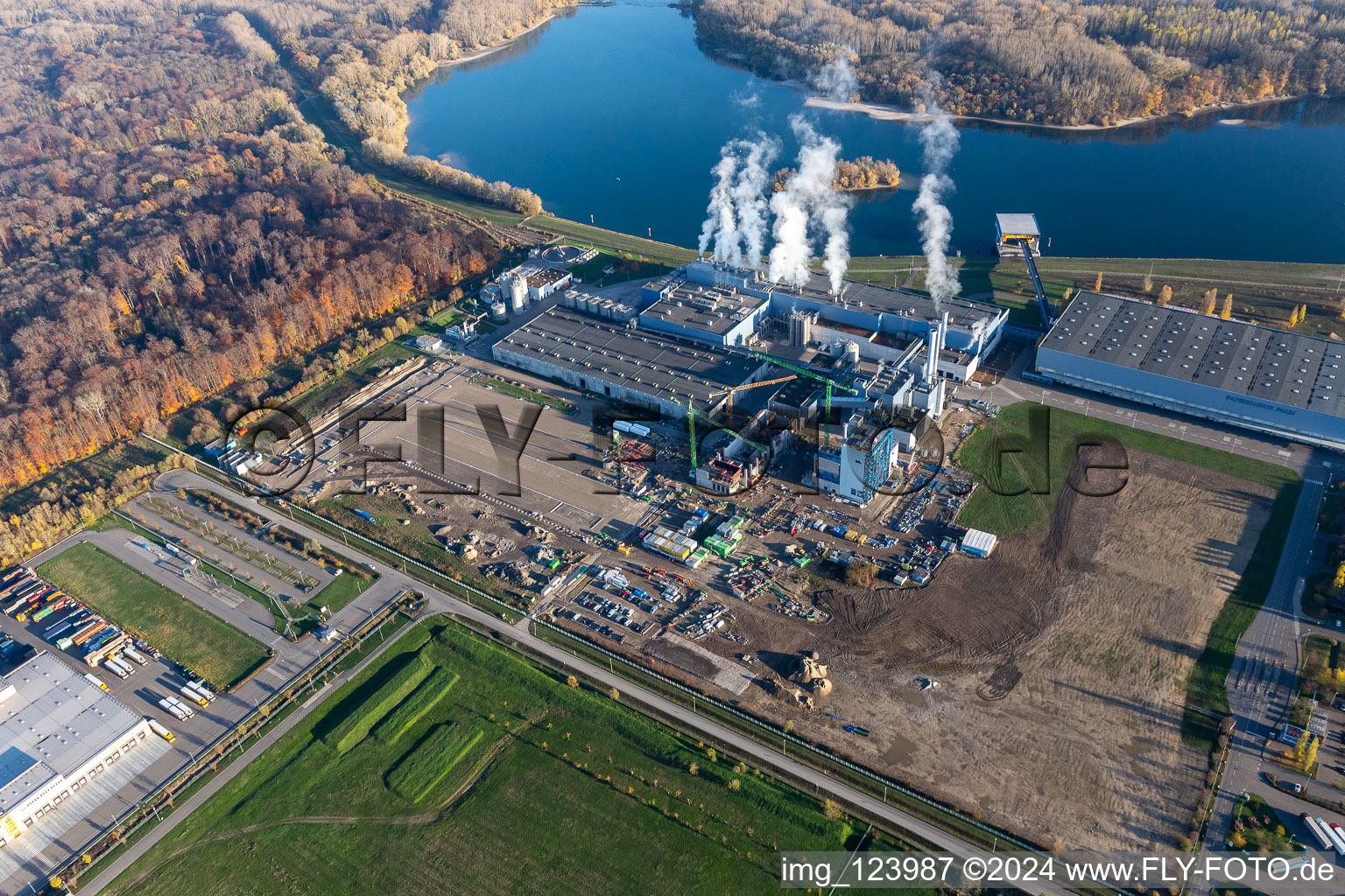 Vue oblique de Nouvelle construction de la centrale électrique gaz-hydrogène de l'usine de papier Palm GmbH & Co. KG dans la zone industrielle de Wörth-Oberwald à Wörth am Rhein dans le département Rhénanie-Palatinat, Allemagne