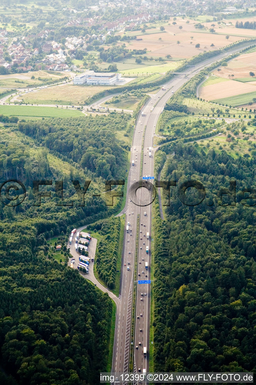 Vue aérienne de Mutschelbach, parking autoroute A8 à le quartier Untermutschelbach in Karlsbad dans le département Bade-Wurtemberg, Allemagne