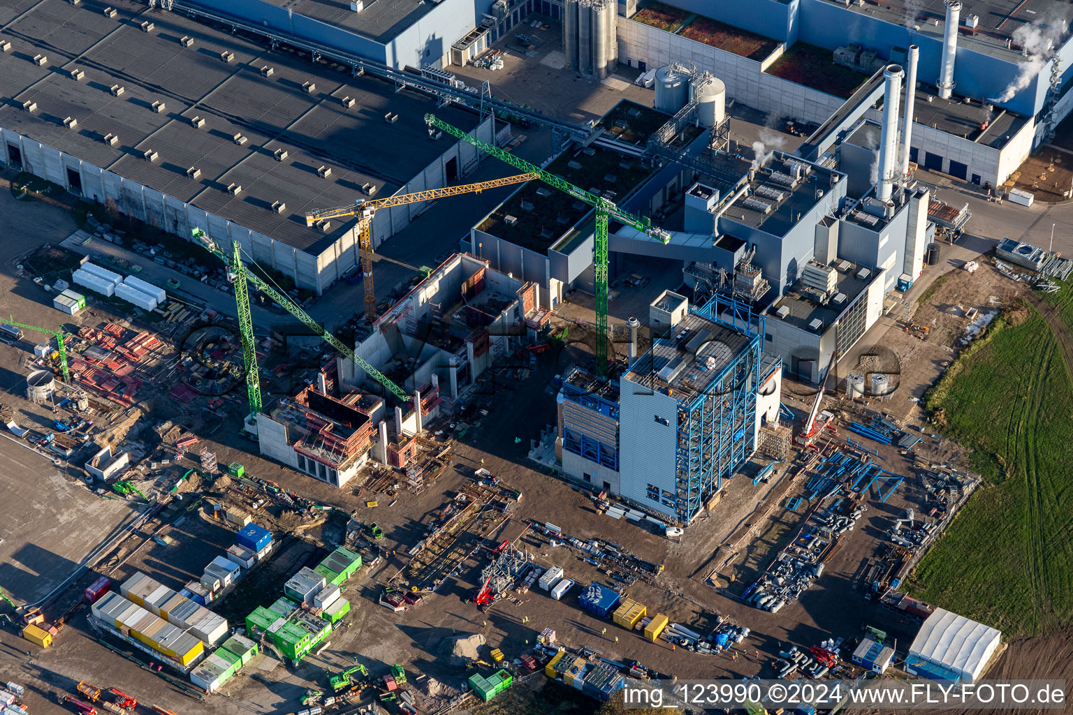 Nouvelle construction de la centrale électrique gaz-hydrogène de l'usine de papier Palm GmbH & Co. KG dans la zone industrielle de Wörth-Oberwald à Wörth am Rhein dans le département Rhénanie-Palatinat, Allemagne d'en haut