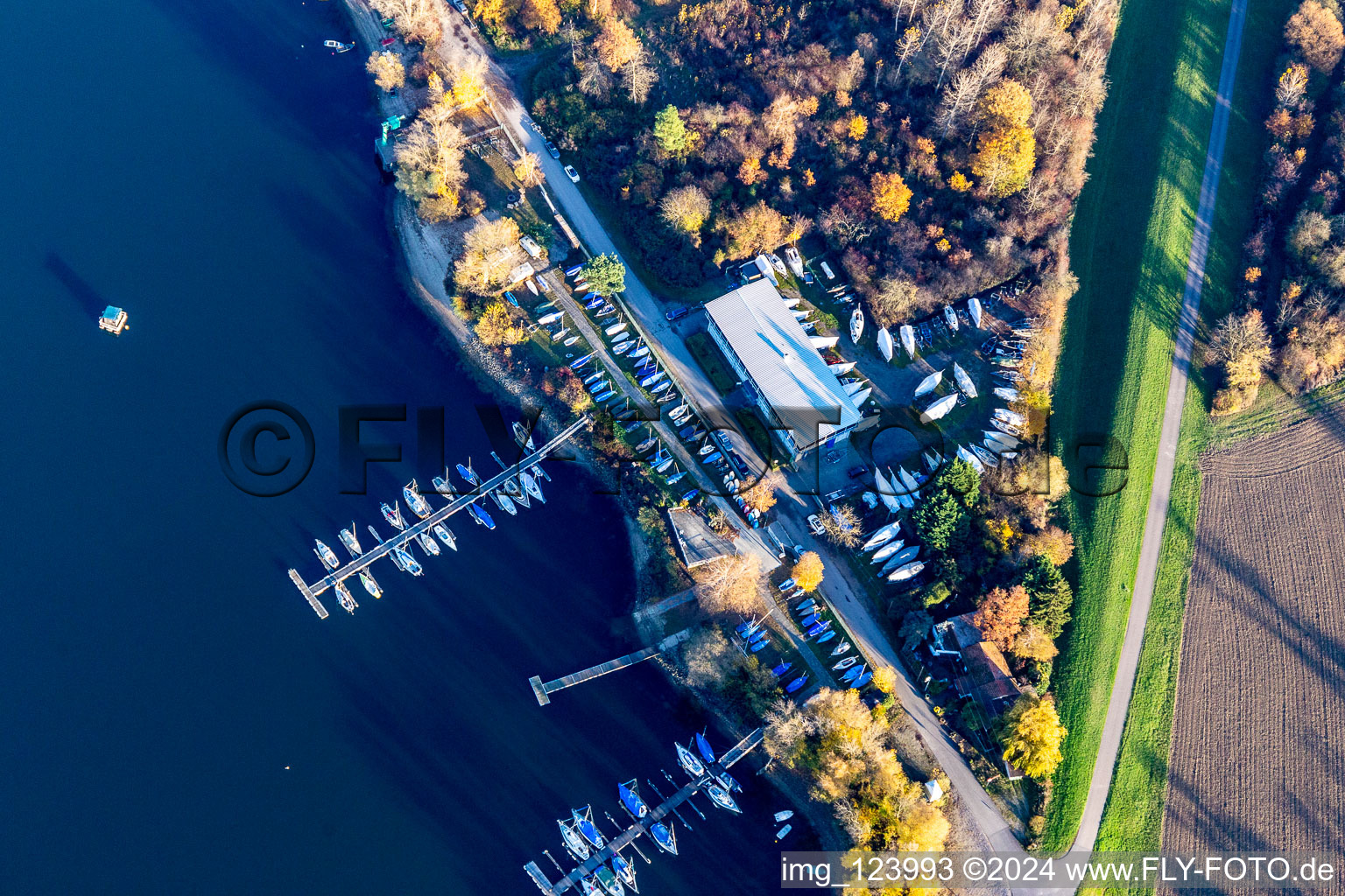 Vue aérienne de Marina avec amarres pour bateaux de plaisance et amarres pour bateaux sur la zone côtière du club de voile RKC Wörth eV à le quartier Maximiliansau in Wörth am Rhein dans le département Rhénanie-Palatinat, Allemagne