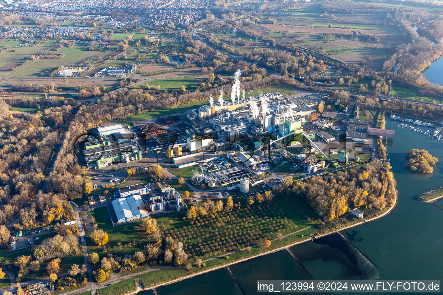 Nouvelle construction de la centrale électrique gaz-hydrogène de l'usine de papier Palm GmbH & Co. KG dans la zone industrielle de Wörth-Oberwald à Wörth am Rhein dans le département Rhénanie-Palatinat, Allemagne hors des airs