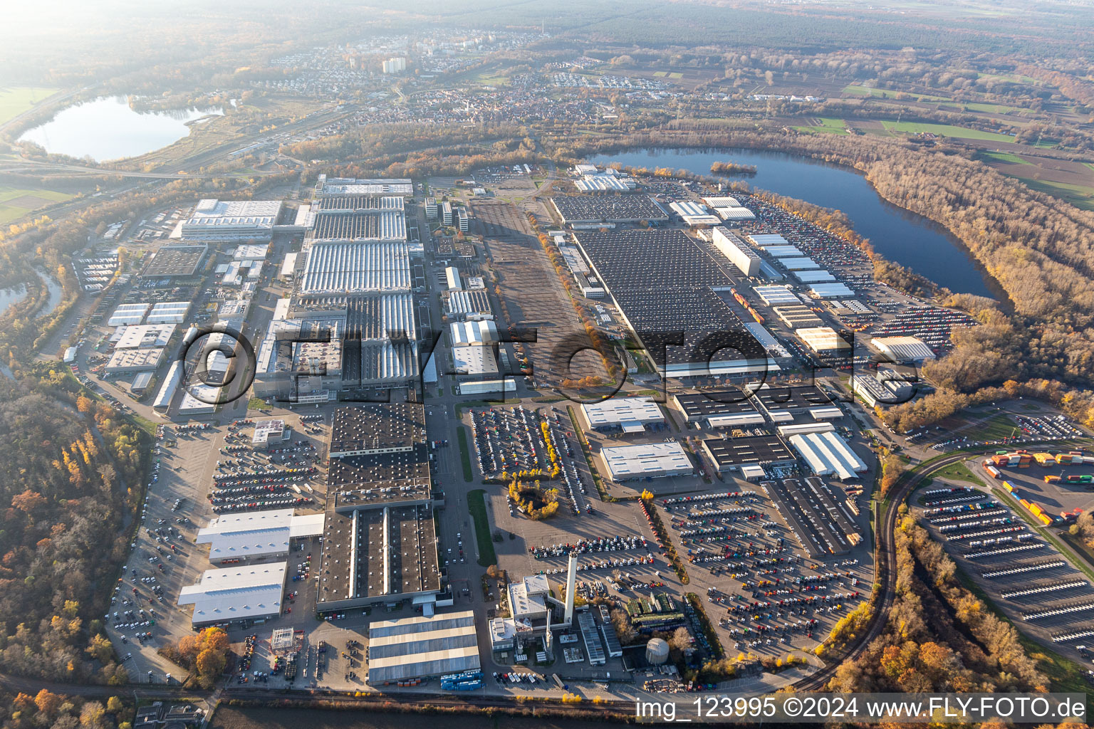 Vue aérienne de Usine de camions Daimler à Wörth à le quartier Maximiliansau in Wörth am Rhein dans le département Rhénanie-Palatinat, Allemagne