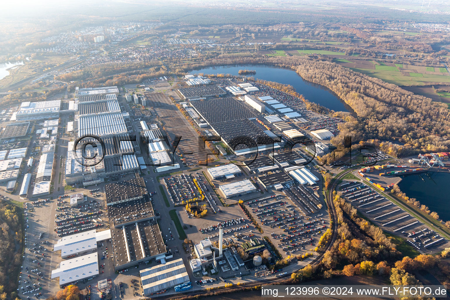 Vue aérienne de Locaux de l'usine automobile Daimler à Wörth à Wörth am Rhein dans le département Rhénanie-Palatinat, Allemagne