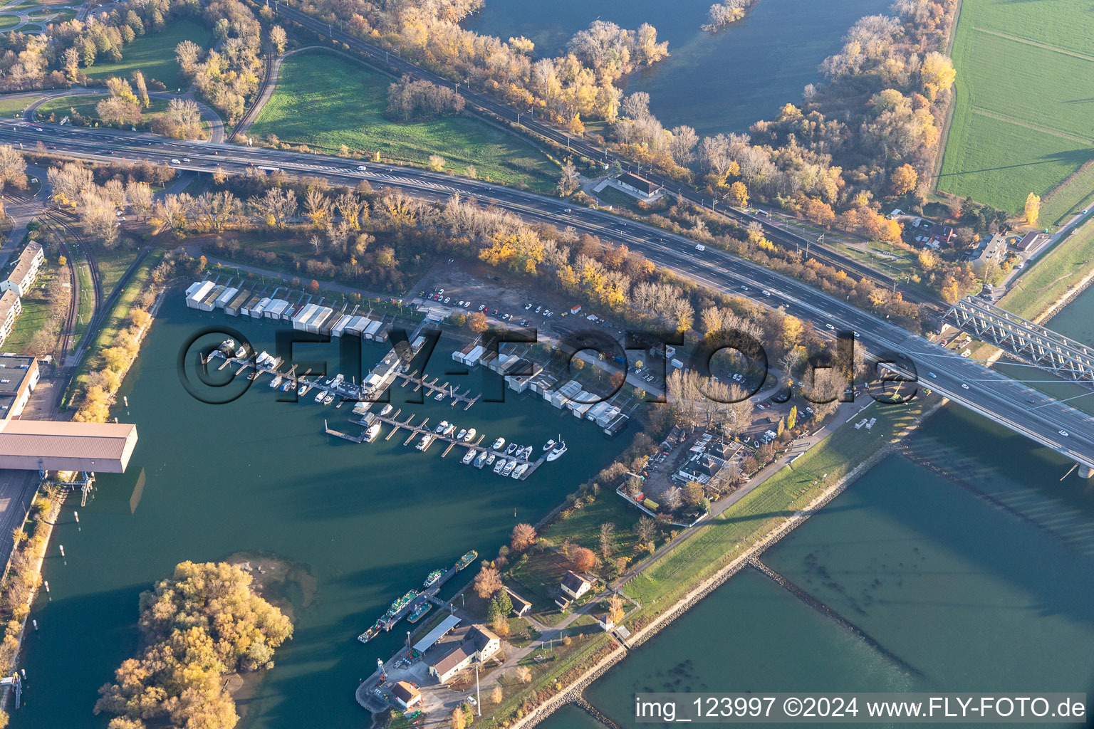 Vue aérienne de Marina Motorboat Club Kalsruhe eV à le quartier Knielingen in Karlsruhe dans le département Bade-Wurtemberg, Allemagne
