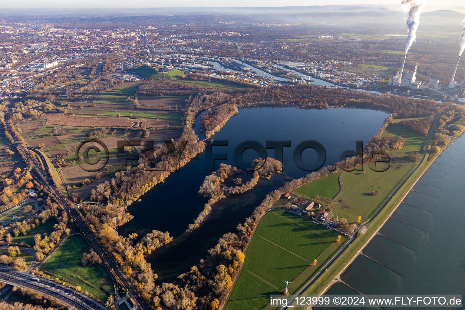 Vue aérienne de Knielinger See et Hofgut Maxau à le quartier Knielingen in Karlsruhe dans le département Bade-Wurtemberg, Allemagne