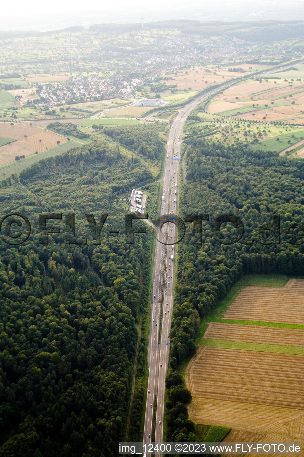 Vue aérienne de Mutschelbach, parking autoroute A8 à le quartier Untermutschelbach in Karlsbad dans le département Bade-Wurtemberg, Allemagne