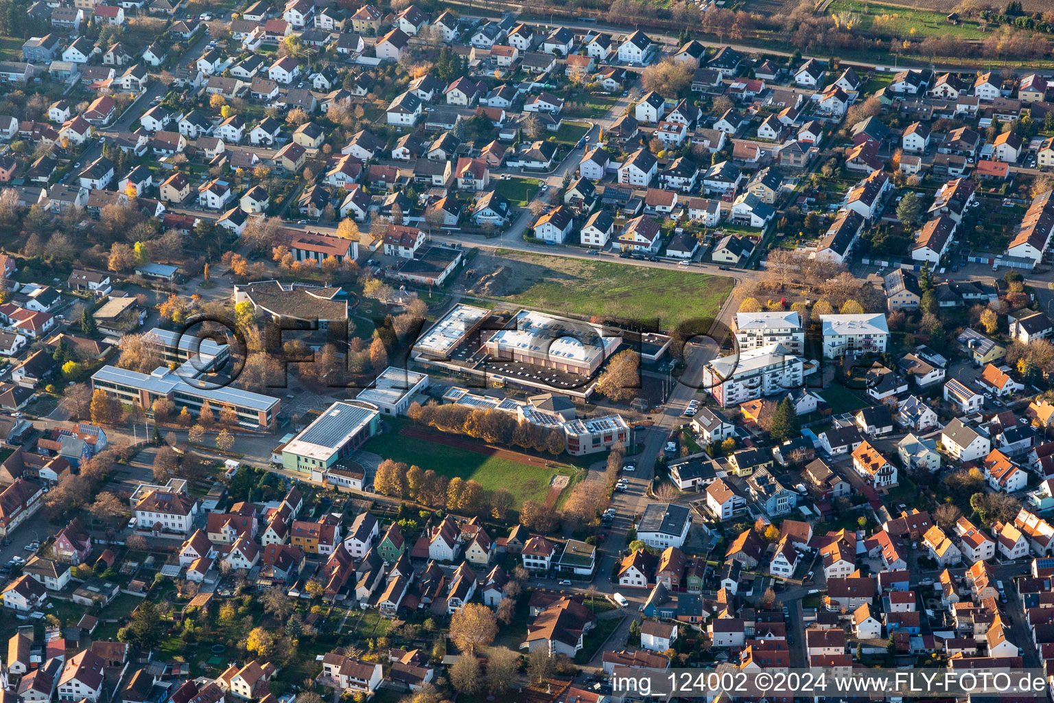 Vue aérienne de Tullahalle, Rheinhalle à le quartier Maximiliansau in Wörth am Rhein dans le département Rhénanie-Palatinat, Allemagne