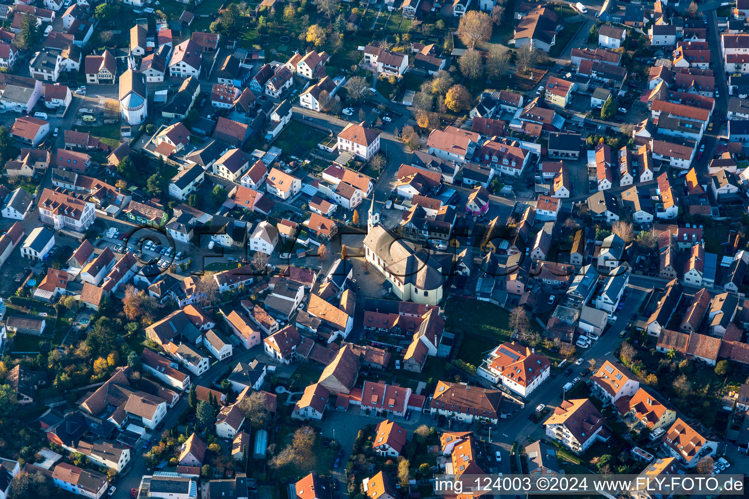 Vue aérienne de Église catholique de l'Assomption de Marie à le quartier Maximiliansau in Wörth am Rhein dans le département Rhénanie-Palatinat, Allemagne