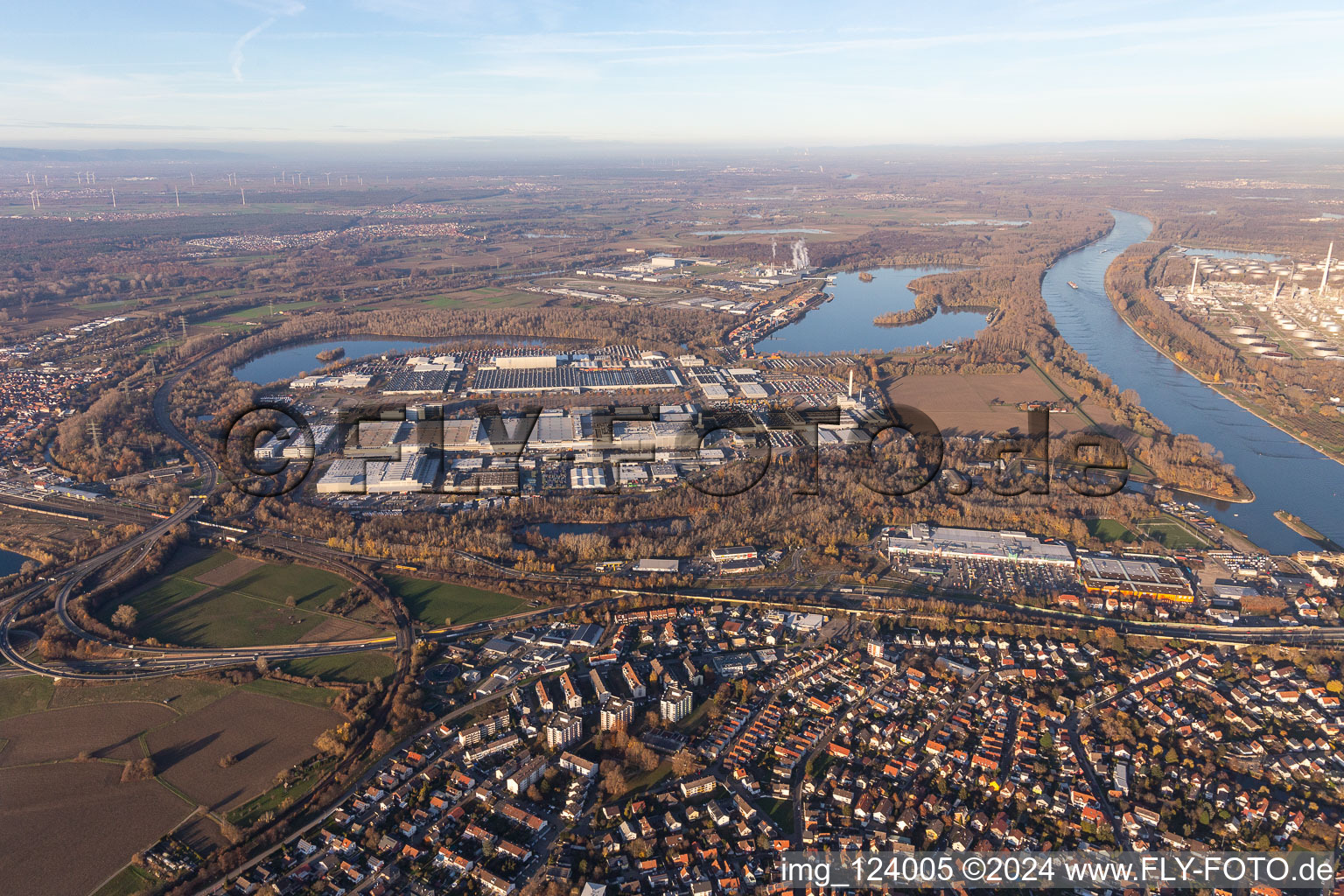 Vue aérienne de Usine de camions Daimler à Wörth à le quartier Maximiliansau in Wörth am Rhein dans le département Rhénanie-Palatinat, Allemagne