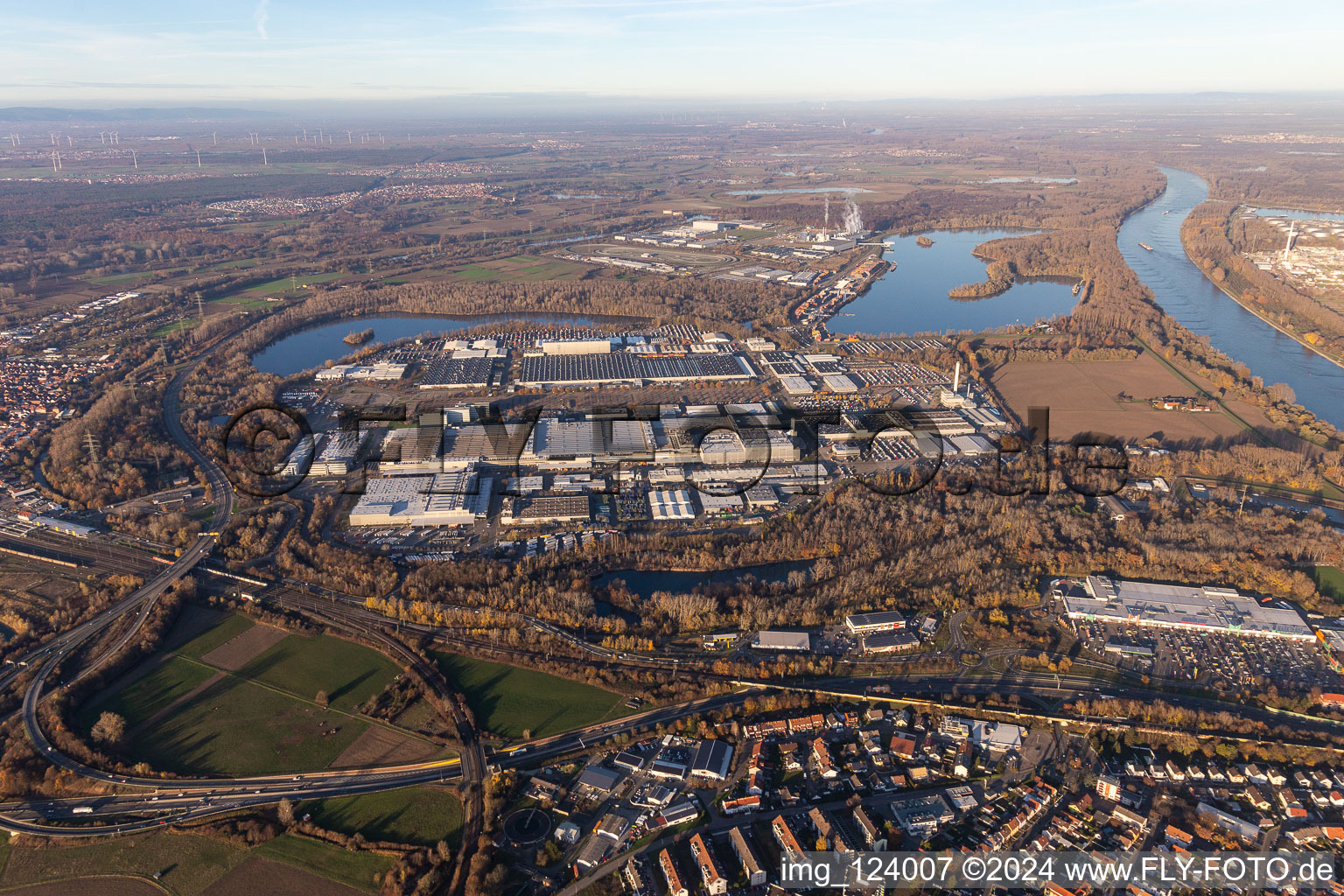 Photographie aérienne de Usine de camions Daimler à Wörth à le quartier Maximiliansau in Wörth am Rhein dans le département Rhénanie-Palatinat, Allemagne