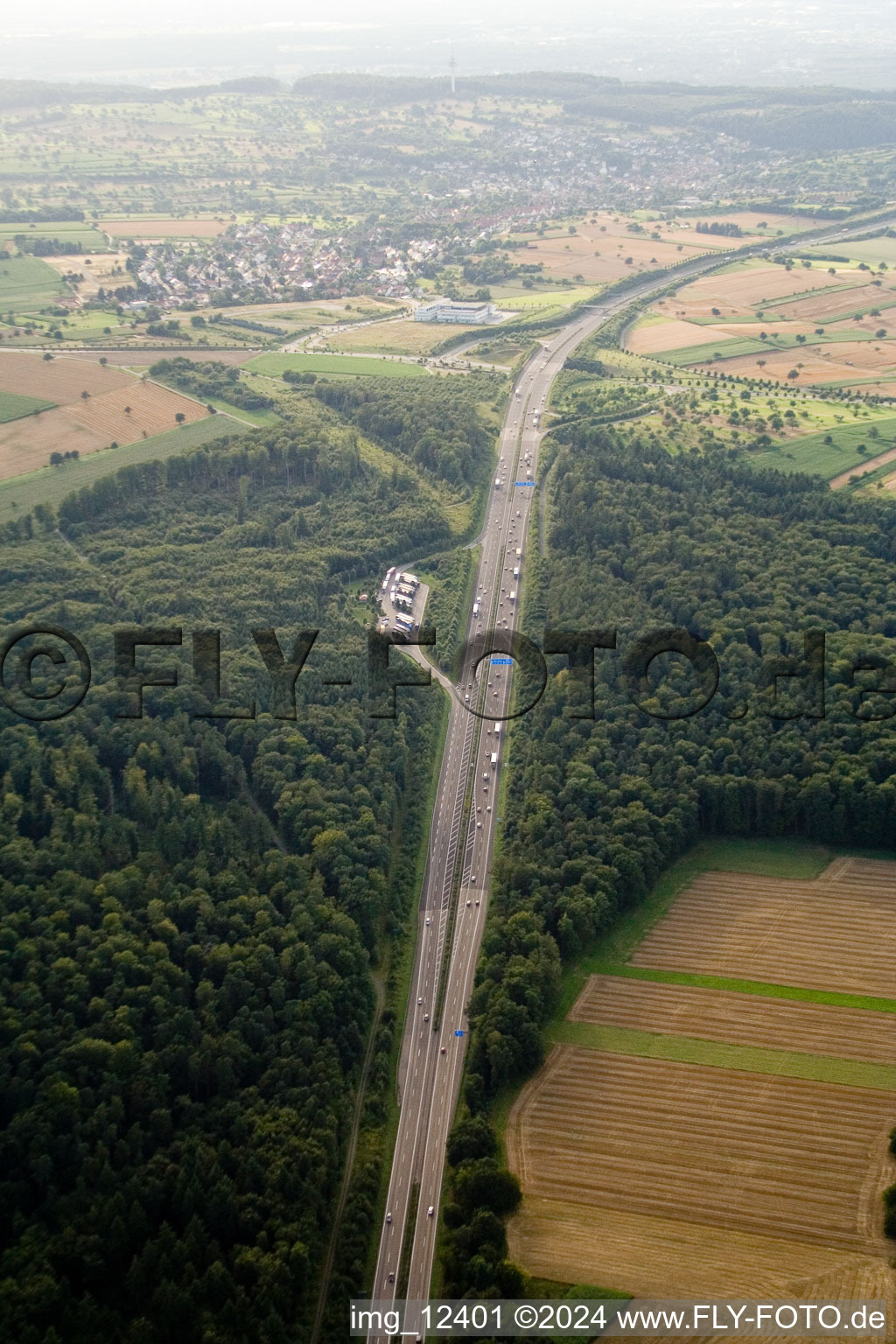 Photographie aérienne de Mutschelbach, parking autoroute A8 à le quartier Untermutschelbach in Karlsbad dans le département Bade-Wurtemberg, Allemagne