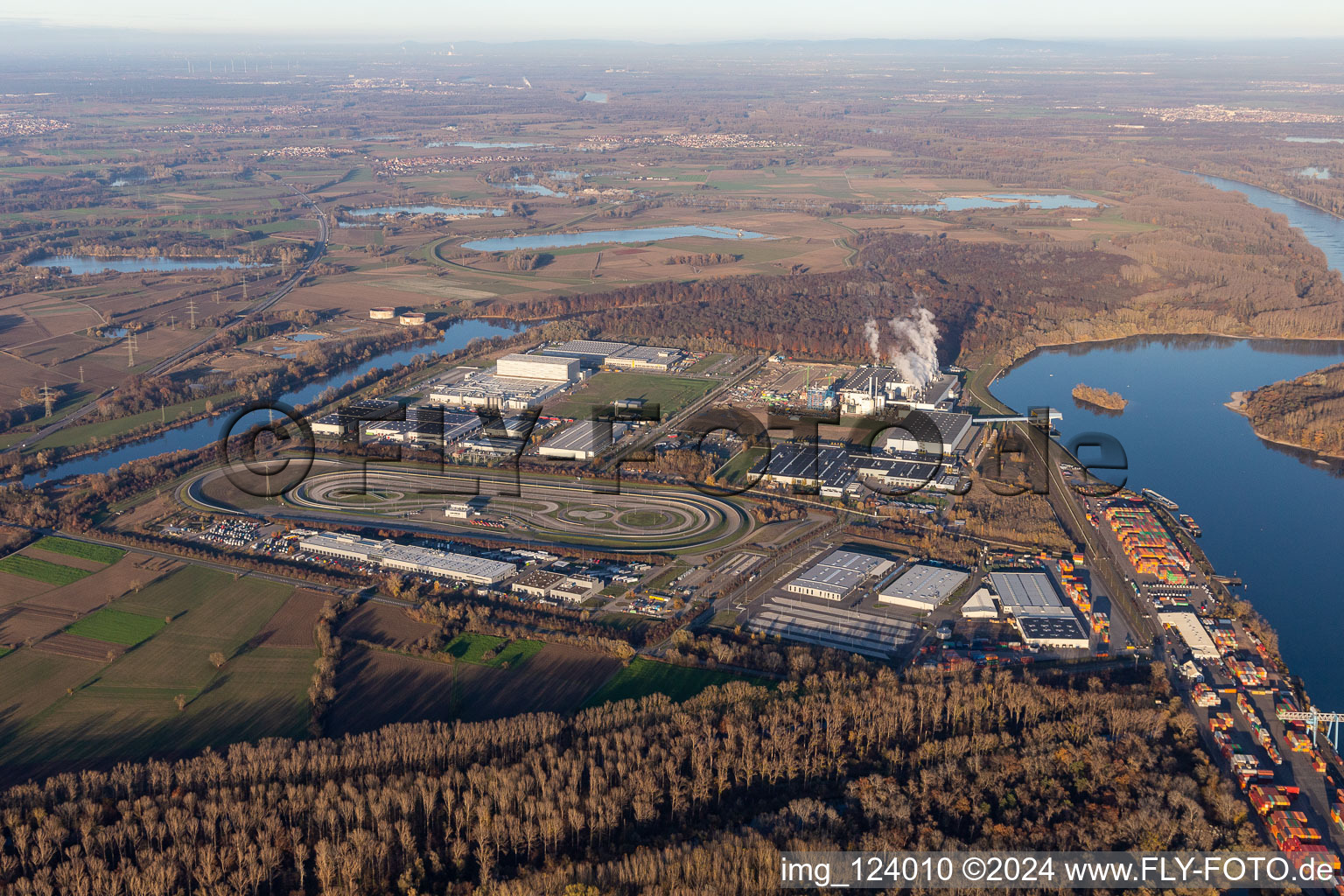 Vue aérienne de Piste d'essai et zone d'entraînement pour la formation dans le centre de sécurité de conduite et la zone de formation routière "Mercedes-Benz EVZ à Wörth am Rhein dans le département Rhénanie-Palatinat, Allemagne