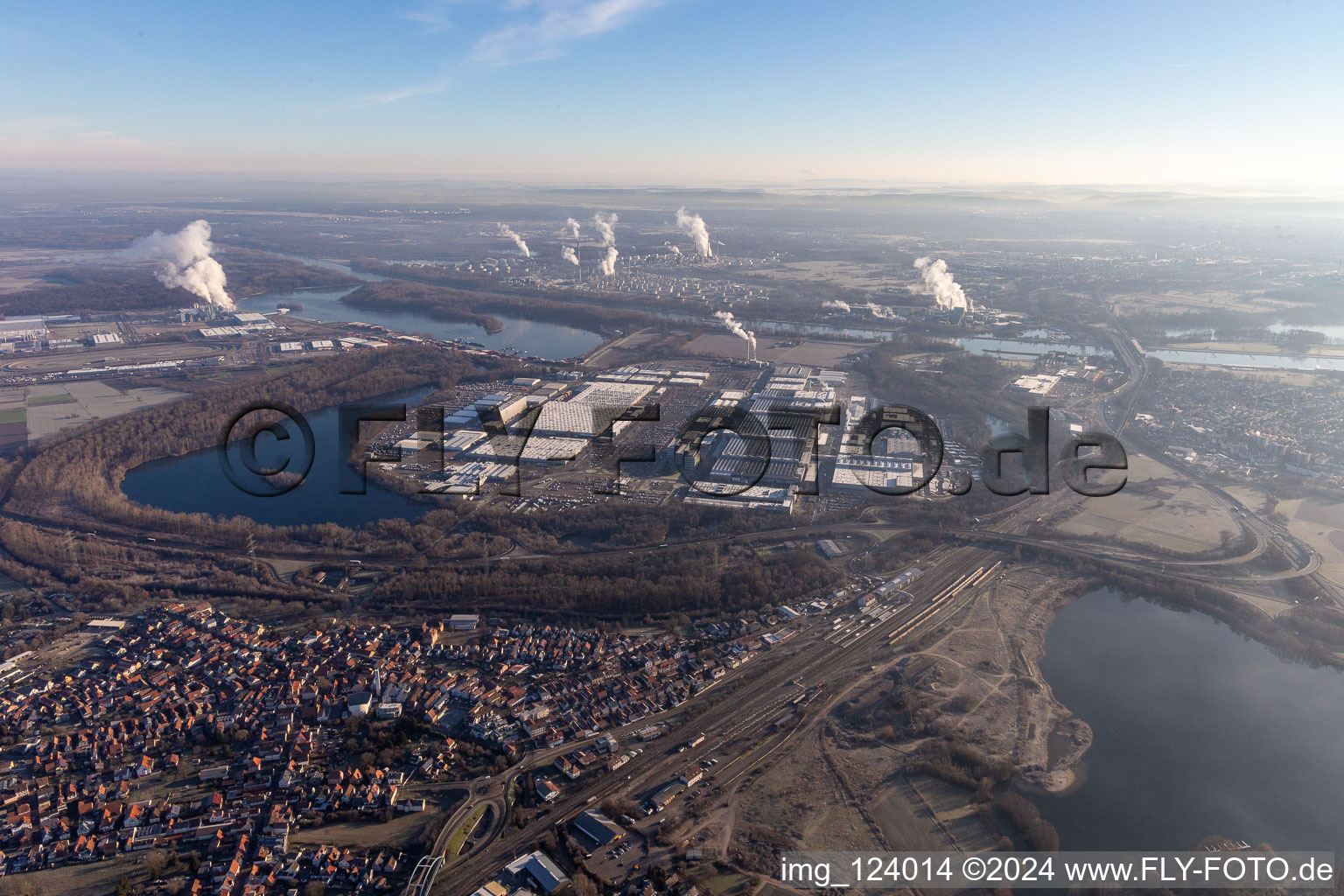 Vue aérienne de Locaux de l'usine Daimler Truck AG en hiver à Wörth am Rhein dans le département Rhénanie-Palatinat, Allemagne