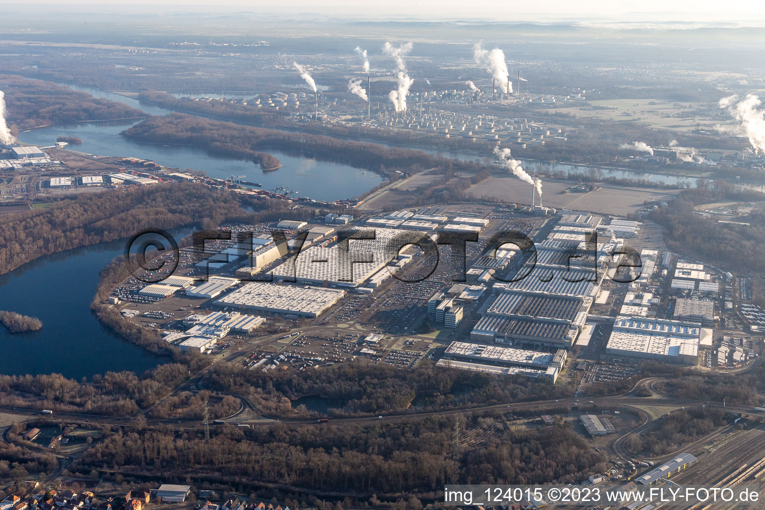 Vue aérienne de Locaux de l'usine Daimler Truck AG en hiver à Wörth am Rhein dans le département Rhénanie-Palatinat, Allemagne