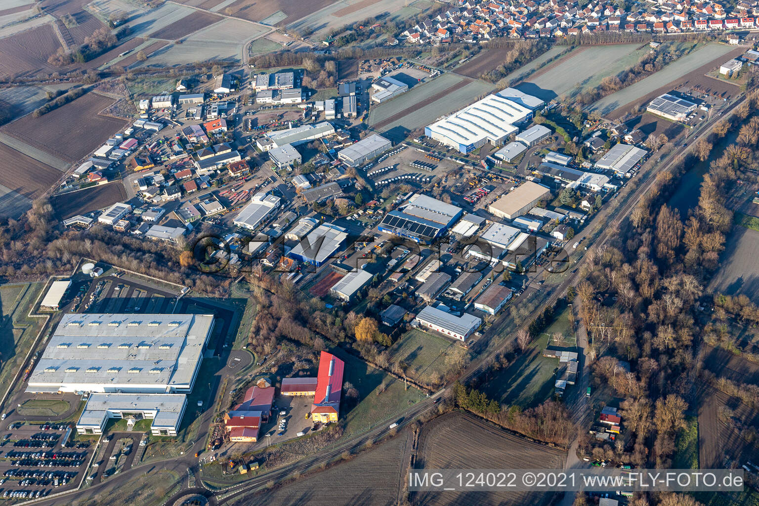 Vue aérienne de Zone industrielle et commerciale avec Faurecia, Linde+Wiemann à Hagenbach dans le département Rhénanie-Palatinat, Allemagne