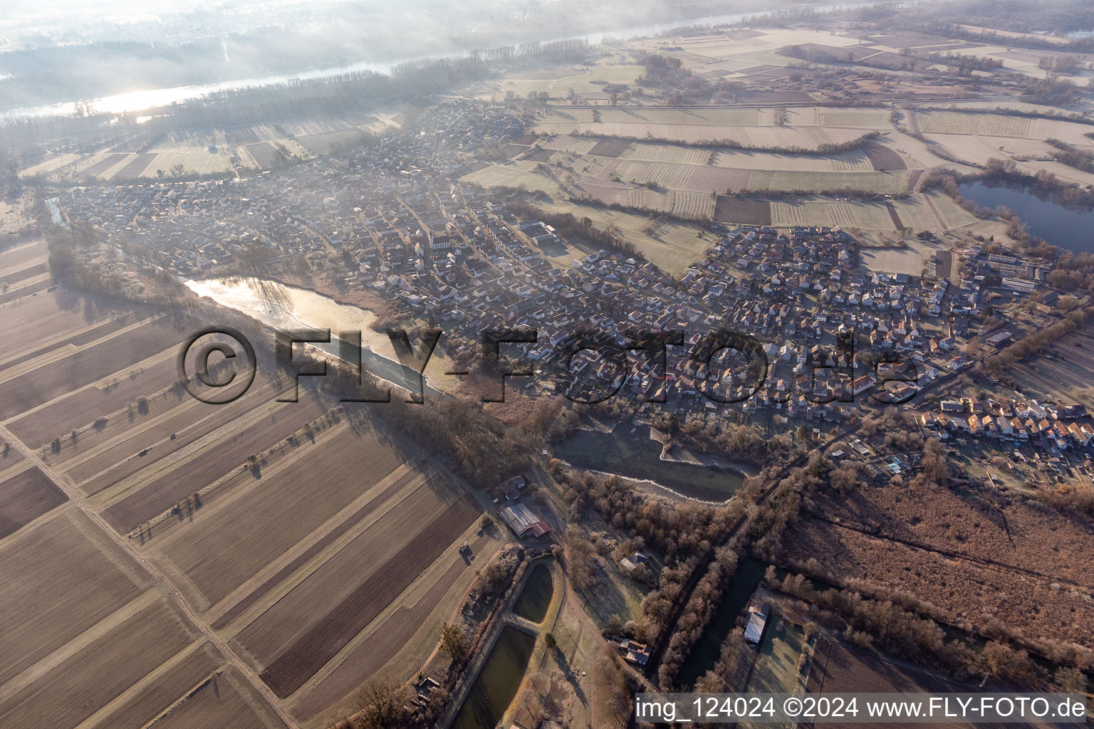 Vue aérienne de Fossé de réservoir à le quartier Neuburg in Neuburg am Rhein dans le département Rhénanie-Palatinat, Allemagne