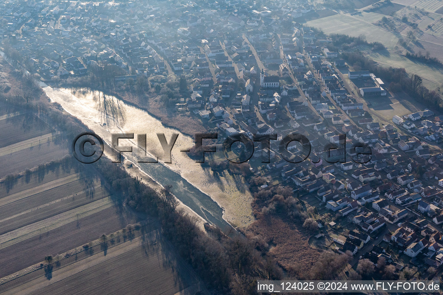 Vue aérienne de Fossé de réservoir à le quartier Neuburg in Neuburg am Rhein dans le département Rhénanie-Palatinat, Allemagne