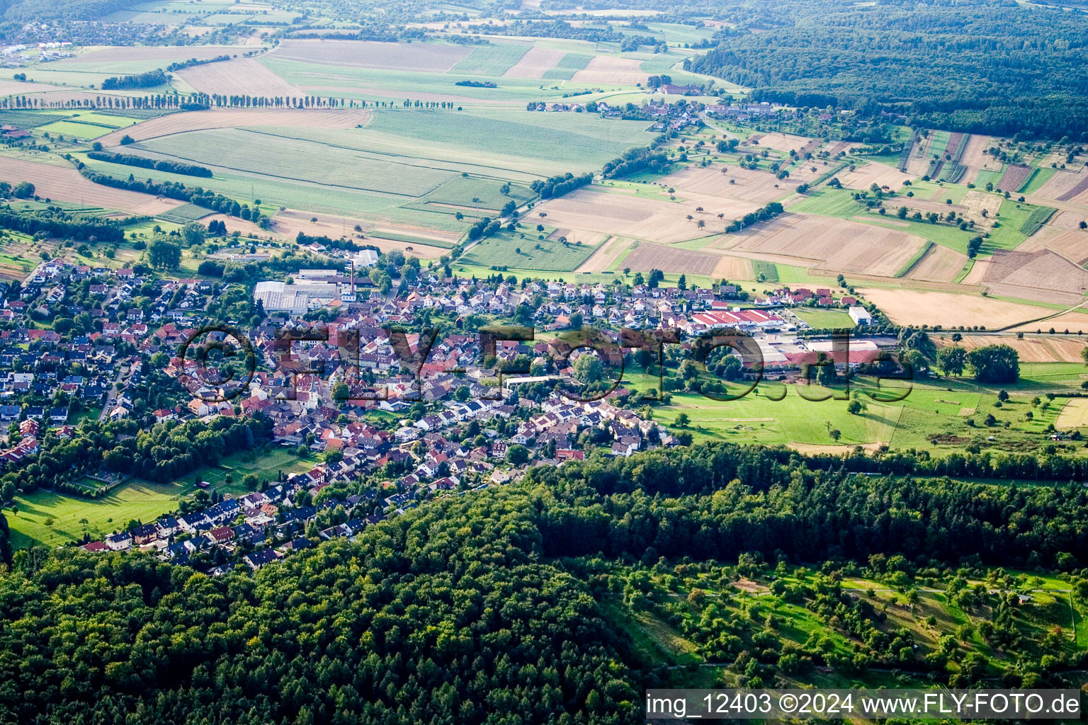 Vue aérienne de Du sud à le quartier Stupferich in Karlsruhe dans le département Bade-Wurtemberg, Allemagne