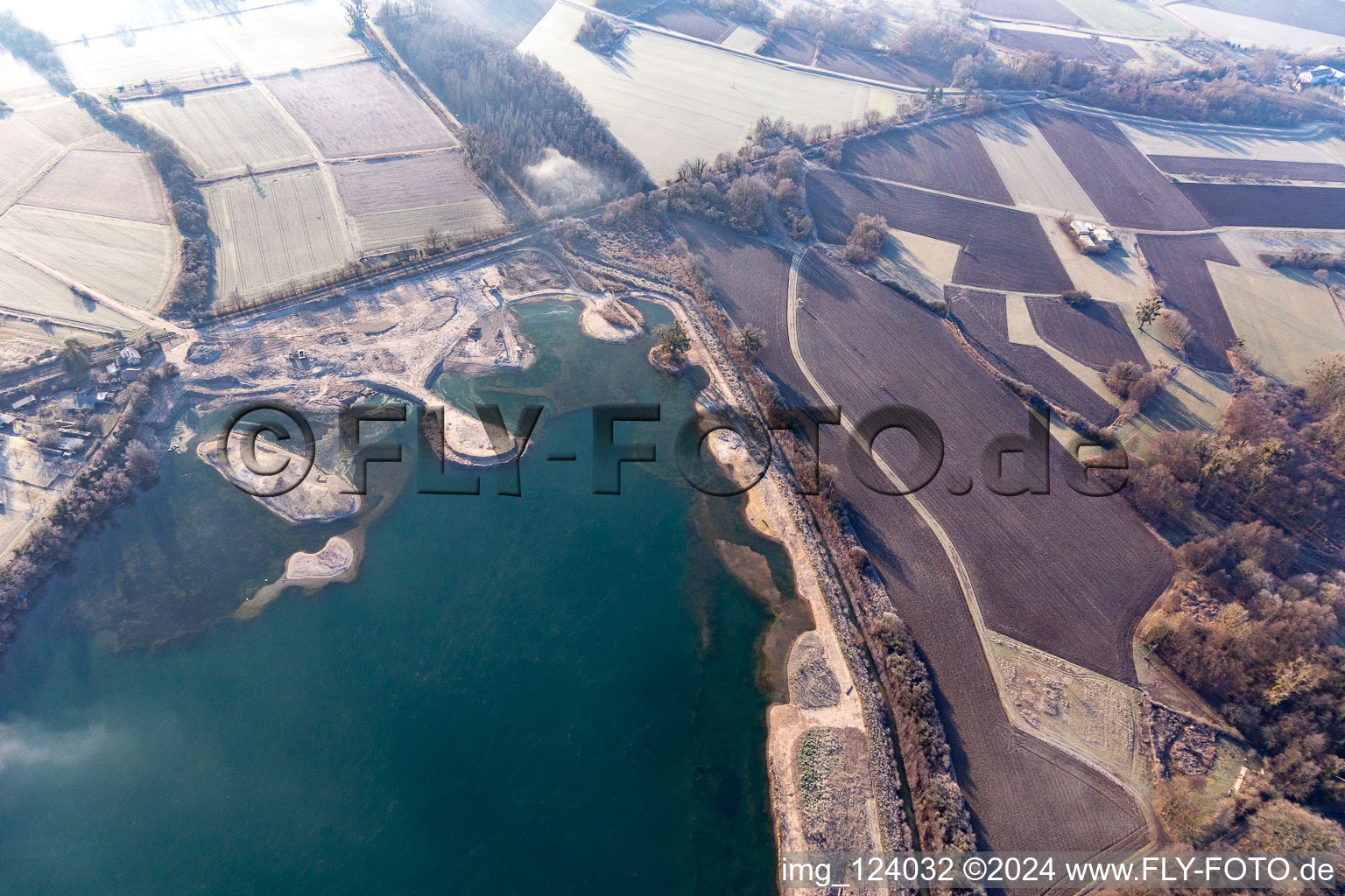 Vue aérienne de Epple See au fossé du réservoir à le quartier Neuburg in Neuburg am Rhein dans le département Rhénanie-Palatinat, Allemagne