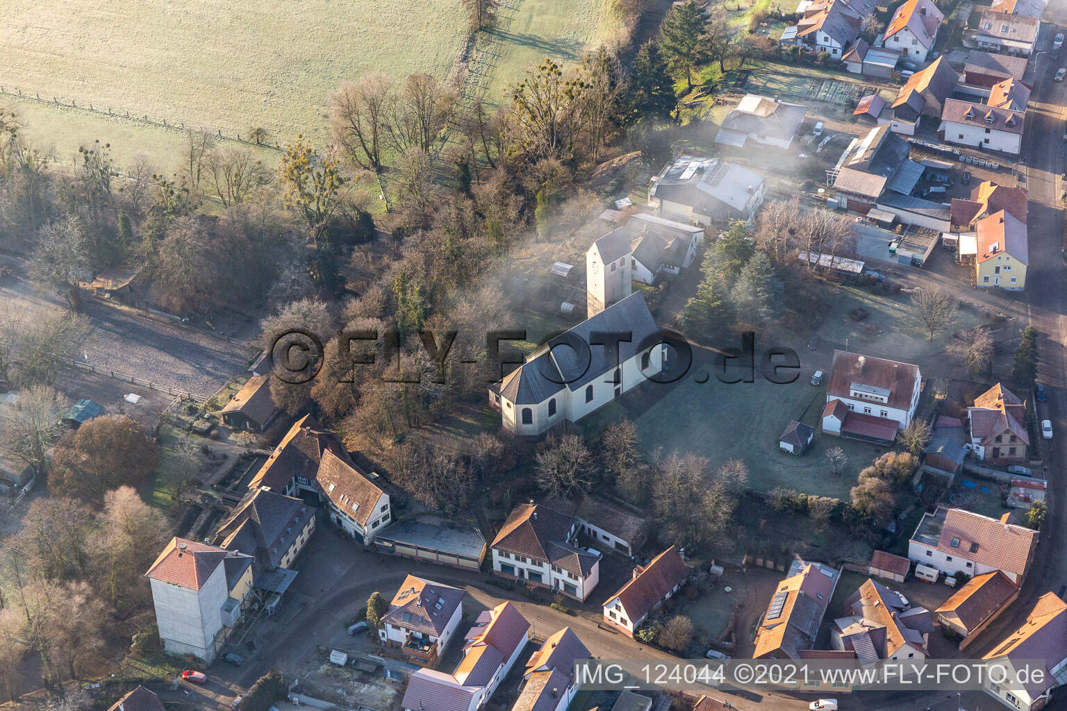 Vue aérienne de Église Saint-Barthélemy à Berg dans le département Rhénanie-Palatinat, Allemagne