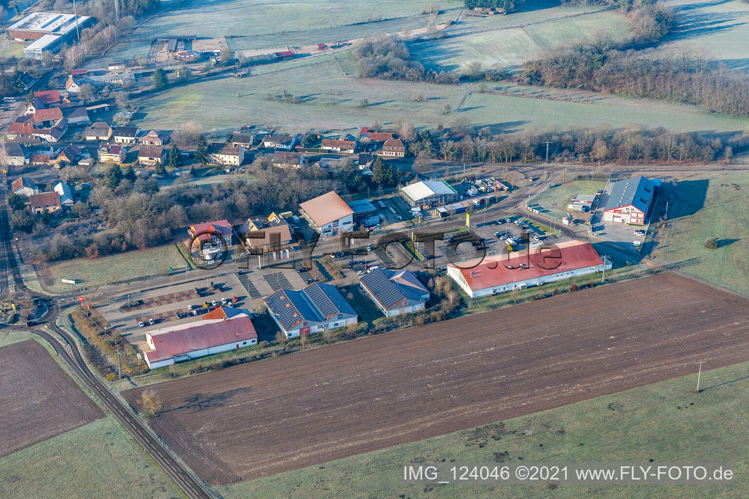 Vue aérienne de Centres commerciaux à Neulauterburg à Berg dans le département Rhénanie-Palatinat, Allemagne