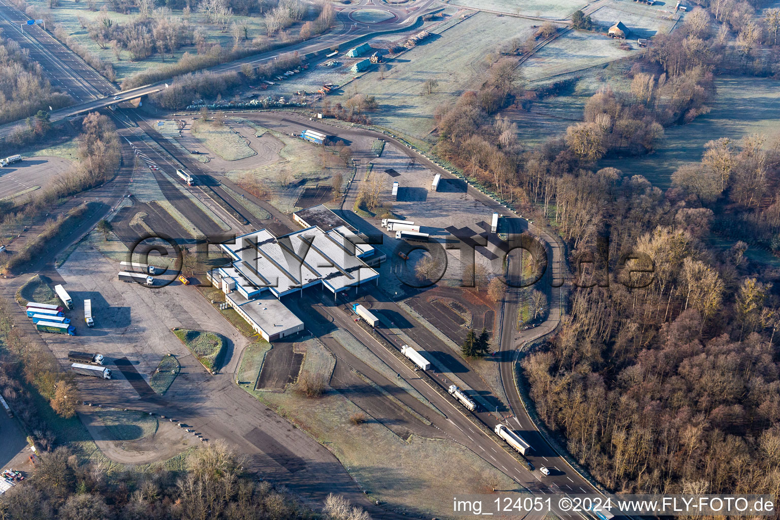 Vue aérienne de Complexe de bâtiments du commissariat fédéral de Bienwald et de la police nationale au poste frontière franco-allemand Scheibenhardt/Scheibenhard à Scheibenhard, France à Scheibenhardt dans le département Rhénanie-Palatinat, Allemagne