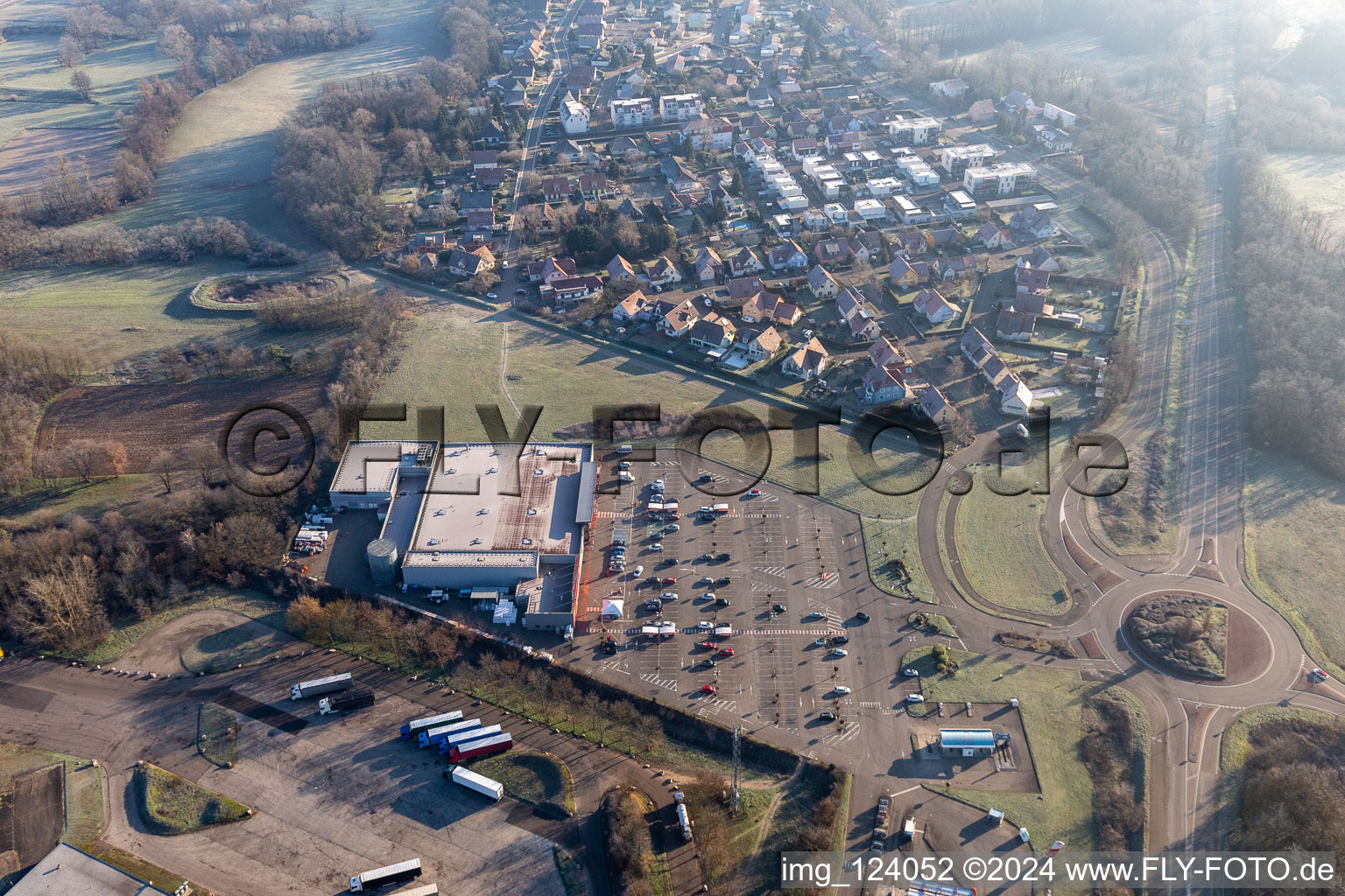 Vue aérienne de Carrefour à Scheibenhard dans le département Bas Rhin, France