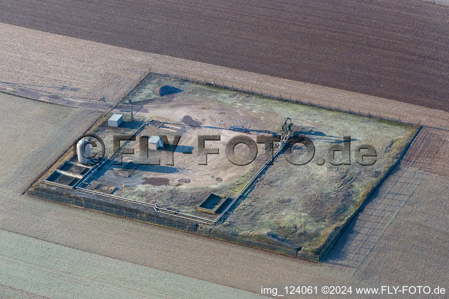 Vue aérienne de Réservoir et pompe d'alimentation pour l'extraction du pétrole dans la plaine du Rhin à Niederlauterbach dans le département Bas Rhin, France