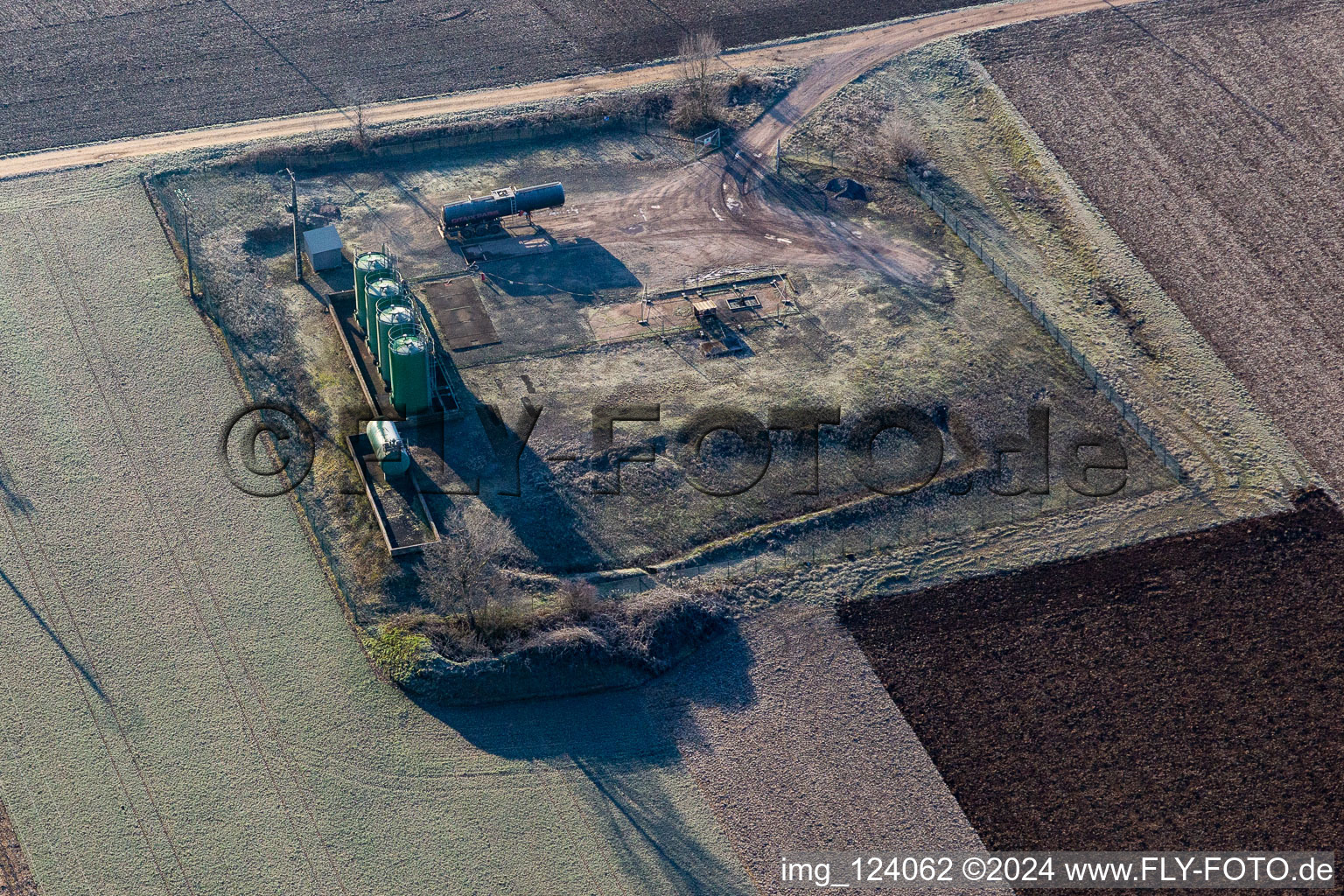 Vue aérienne de Réservoir et pompe d'alimentation pour l'extraction du pétrole dans la plaine du Rhin à Niederlauterbach dans le département Bas Rhin, France