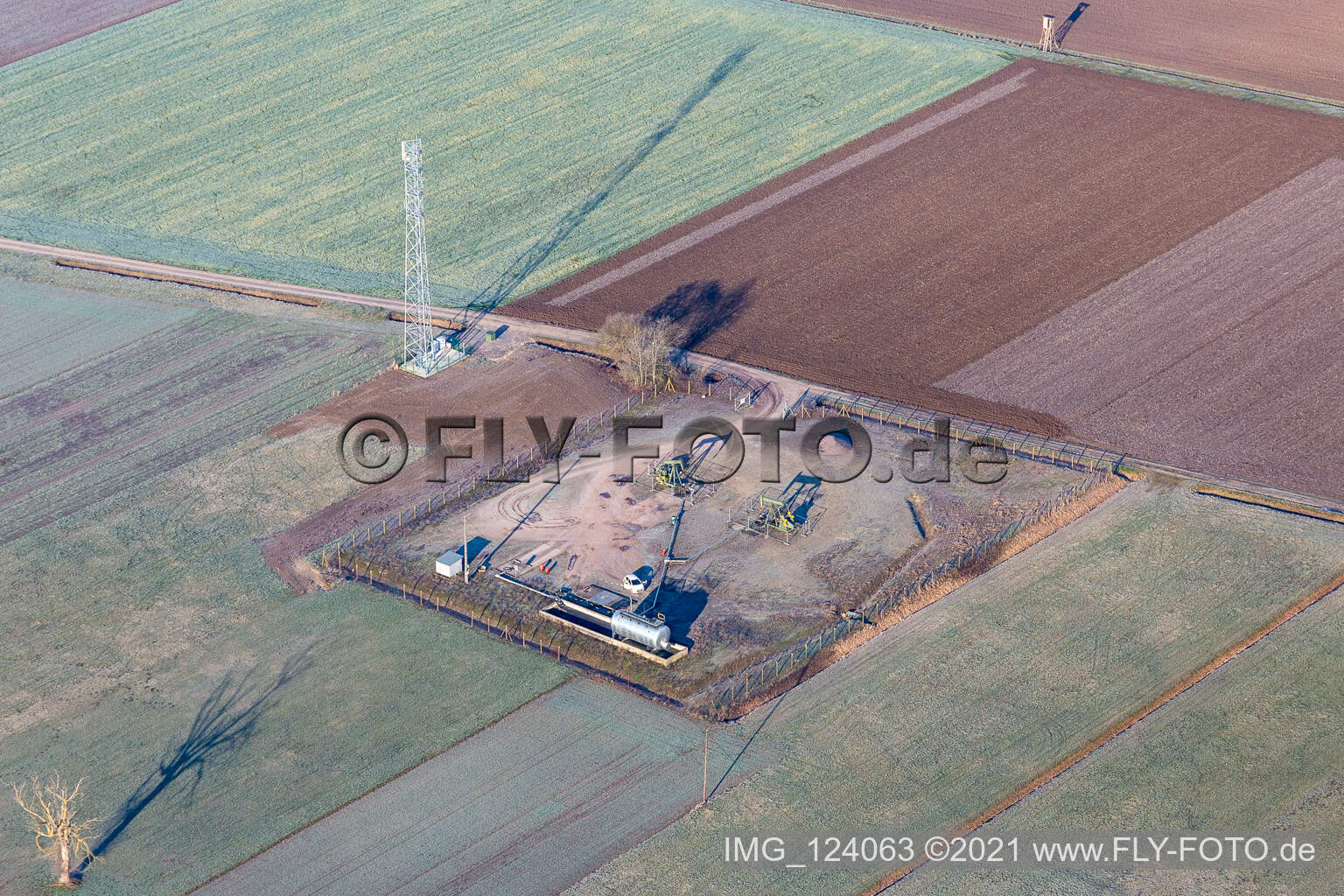 Photographie aérienne de Réservoir et pompe d'alimentation pour l'extraction du pétrole dans la plaine du Rhin à Niederlauterbach dans le département Bas Rhin, France