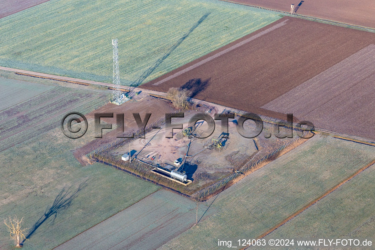 Photographie aérienne de Réservoir et pompe d'alimentation pour l'extraction du pétrole dans la plaine du Rhin à Niederlauterbach dans le département Bas Rhin, France