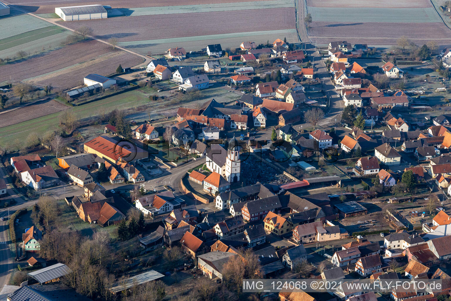 Vue aérienne de Église Sainte-Marguerite de Niederlauterbach à Niederlauterbach dans le département Bas Rhin, France