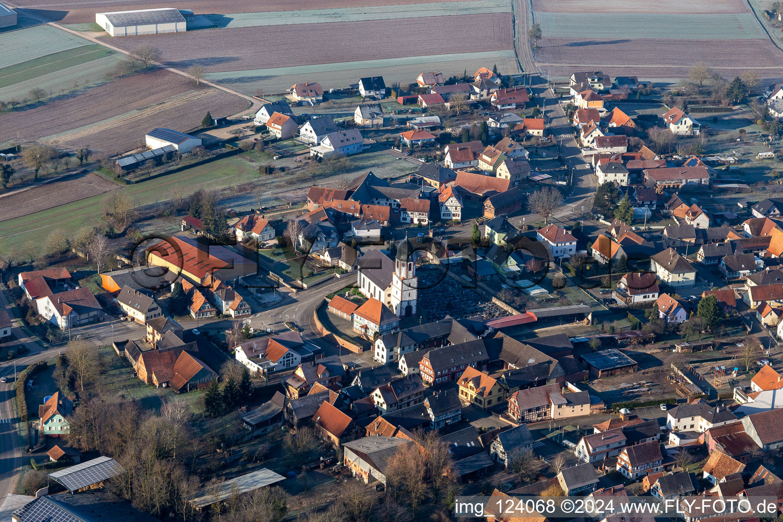 Vue aérienne de Église Sainte-Marguerite de Niederlauterbach à Niederlauterbach dans le département Bas Rhin, France