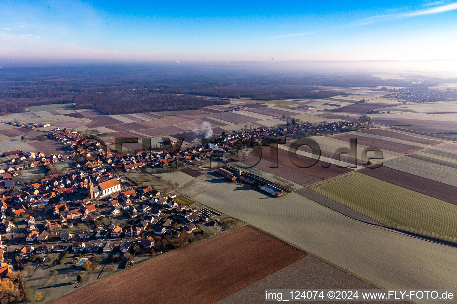 Vue aérienne de Le plus long village d'Alsace à Schleithal dans le département Bas Rhin, France