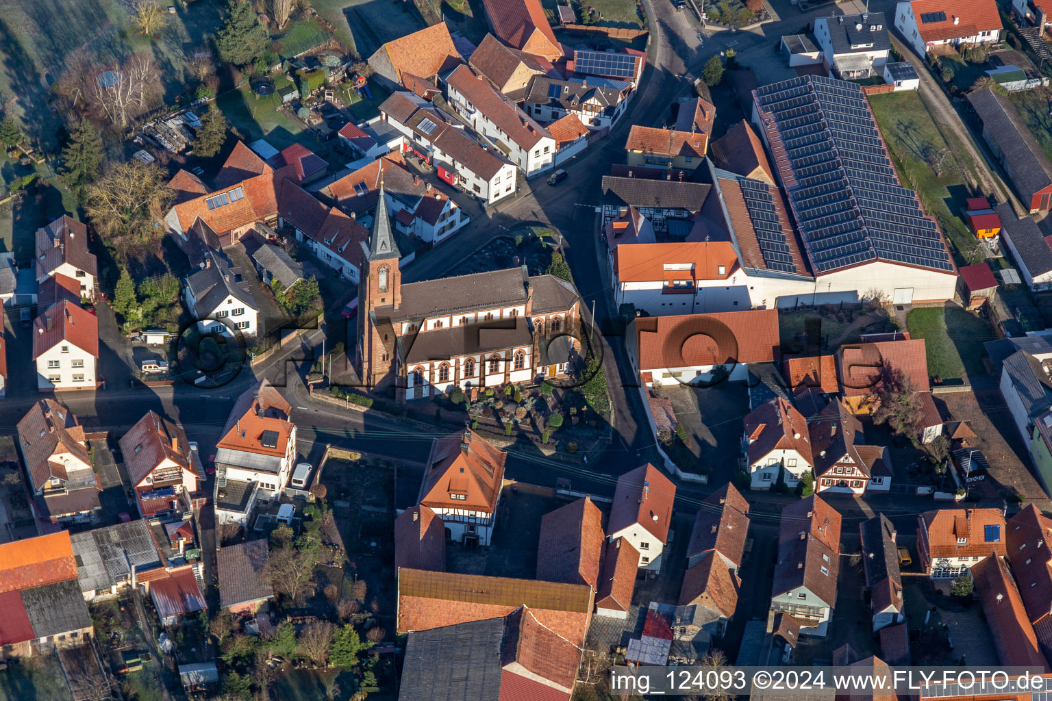 Vue aérienne de Église Saint-Laurent à Schweighofen dans le département Rhénanie-Palatinat, Allemagne