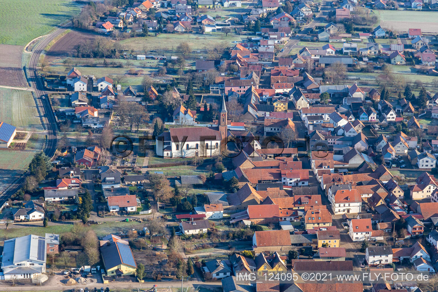 Vue aérienne de Église paroissiale Saint-Ulrich à Kapsweyer dans le département Rhénanie-Palatinat, Allemagne