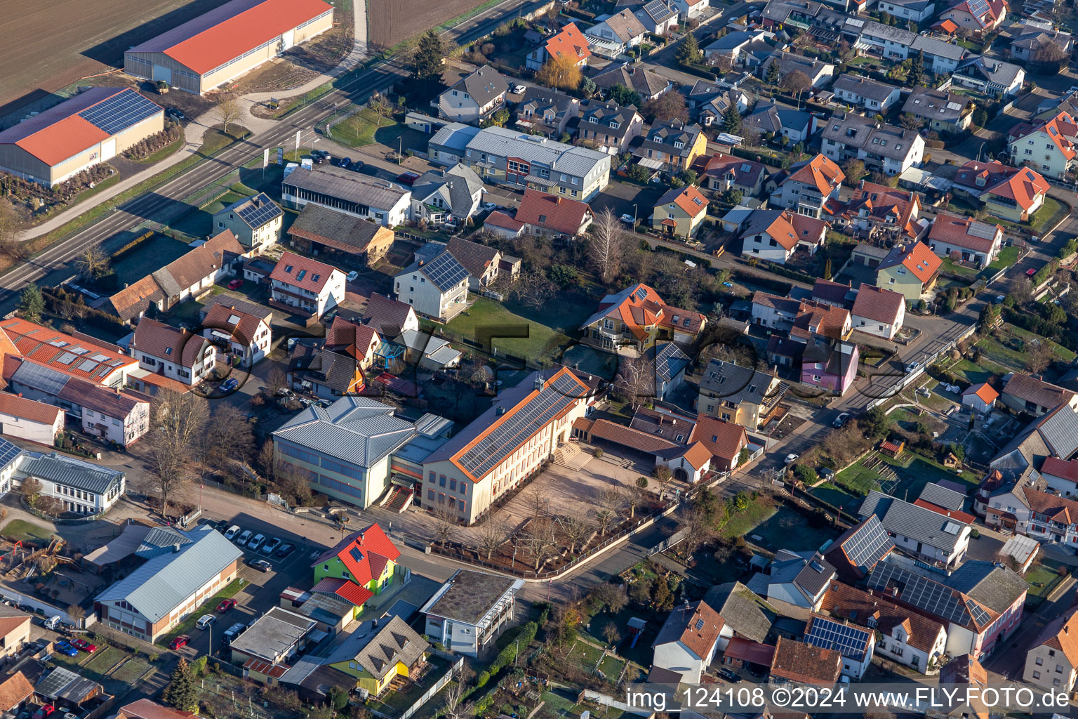 Vue aérienne de École primaire à Steinfeld dans le département Rhénanie-Palatinat, Allemagne