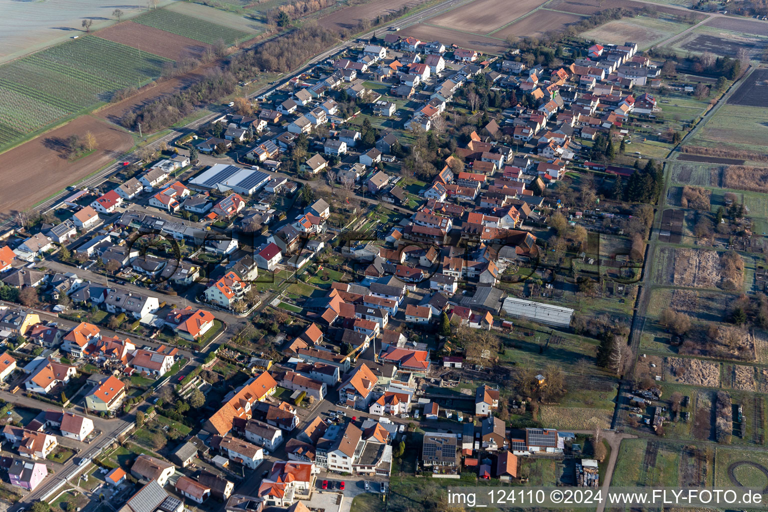 Vue aérienne de Untere Hauptstrasse, Guttenbergstrasse et Wasgaustrasse à le quartier Kleinsteinfeld in Steinfeld dans le département Rhénanie-Palatinat, Allemagne