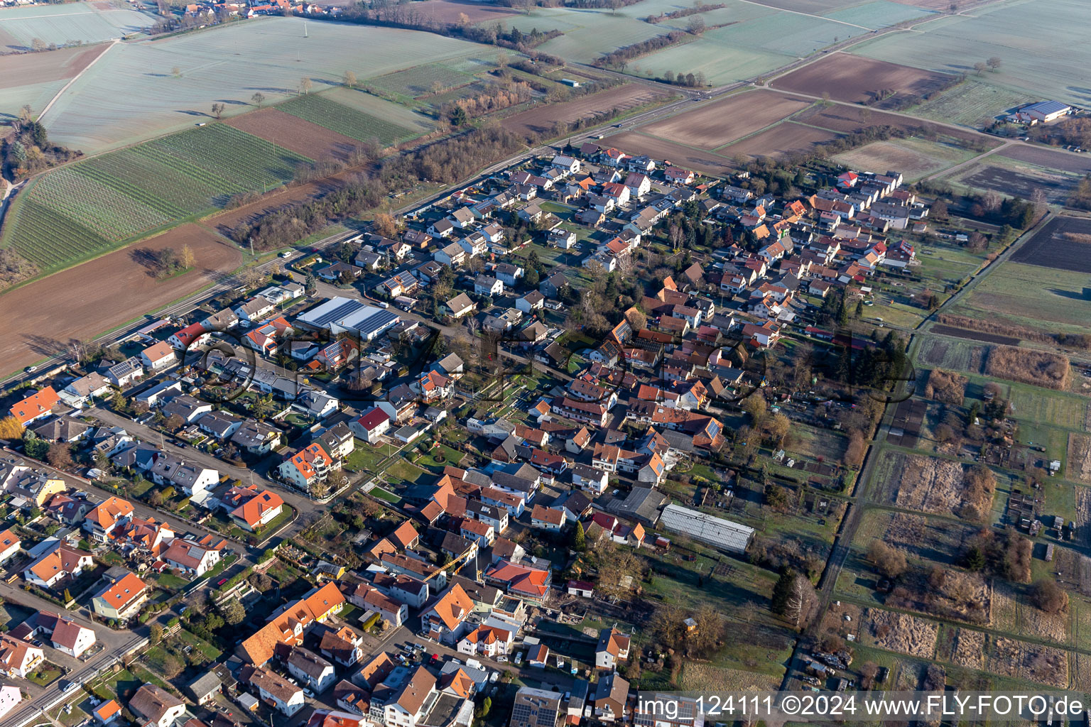 Vue aérienne de Untere Hauptstrasse, Guttenbergstrasse et Wasgaustrasse à le quartier Kleinsteinfeld in Steinfeld dans le département Rhénanie-Palatinat, Allemagne