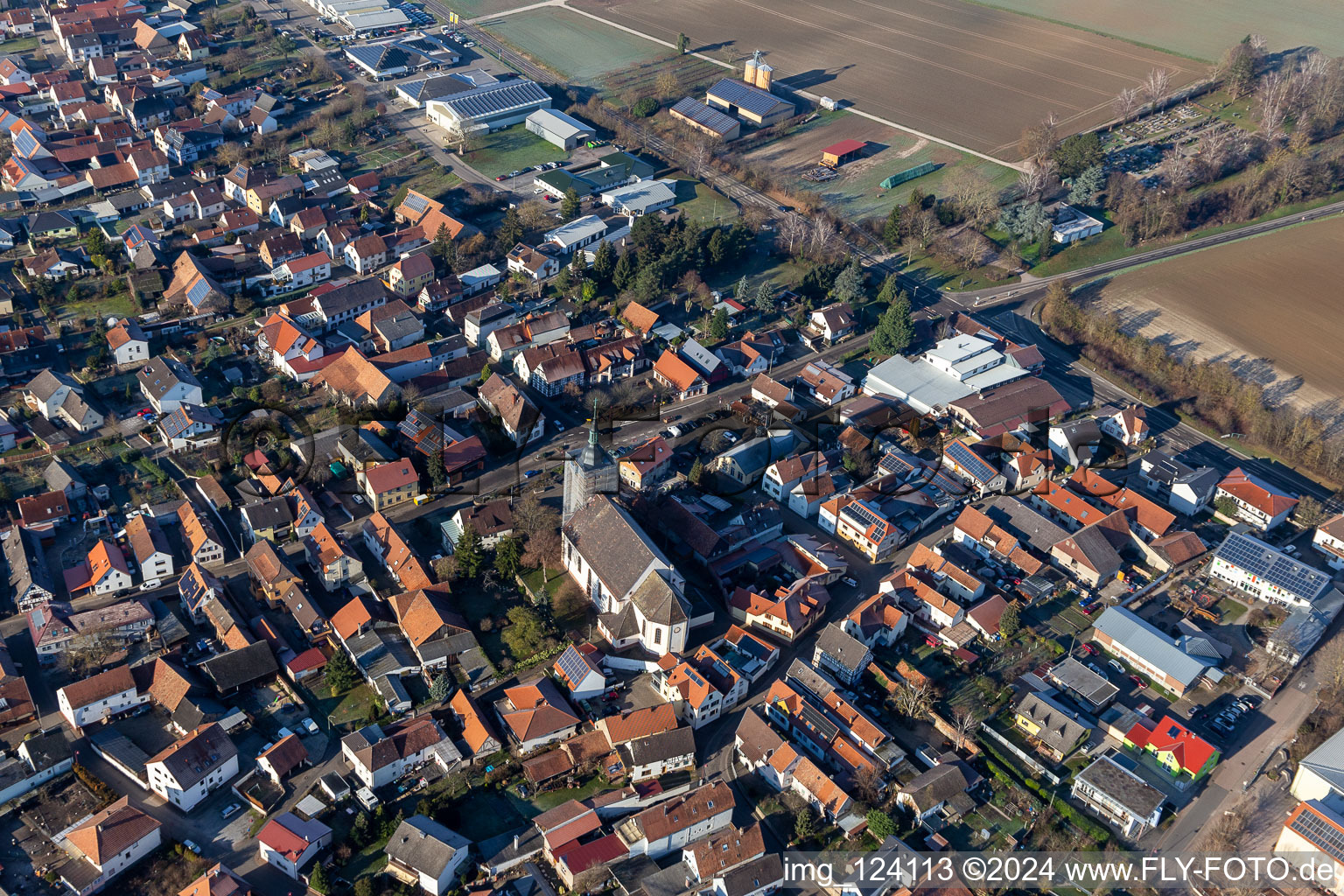 Vue aérienne de Église catholique de Saint-Léodegar à Steinfeld dans le département Rhénanie-Palatinat, Allemagne