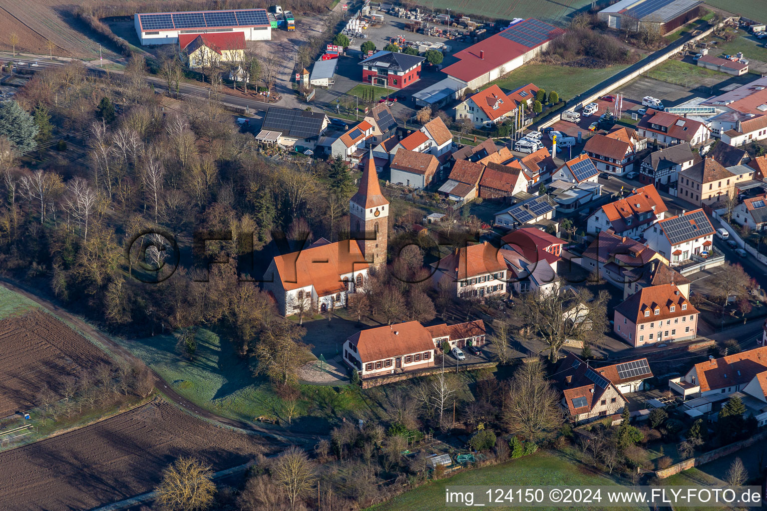 Vue aérienne de Église protestante à Minfeld dans le département Rhénanie-Palatinat, Allemagne