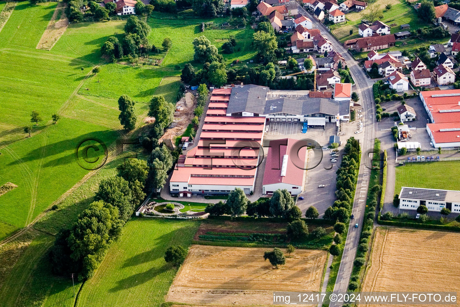 Vogelsitz GmbH, Kleinsteinbacherstrasse 44 à le quartier Stupferich in Karlsruhe dans le département Bade-Wurtemberg, Allemagne du point de vue du drone