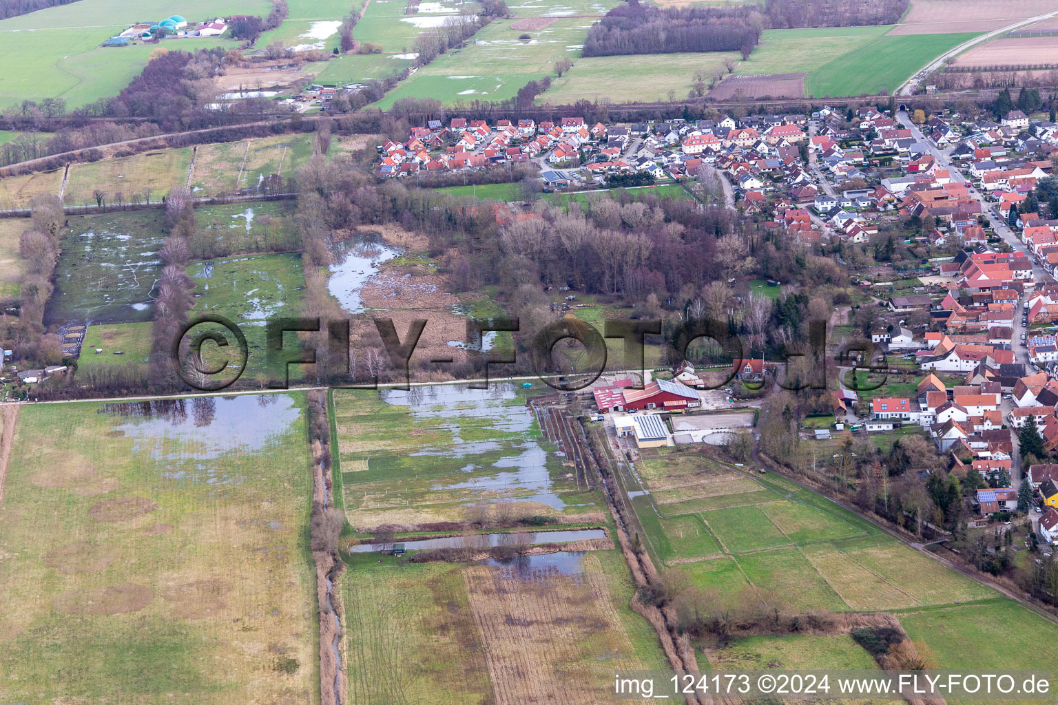 Vue aérienne de Fossé de crue inondé/Erlenbach à la laverie à Billigheim-Ingenheim dans le département Rhénanie-Palatinat, Allemagne