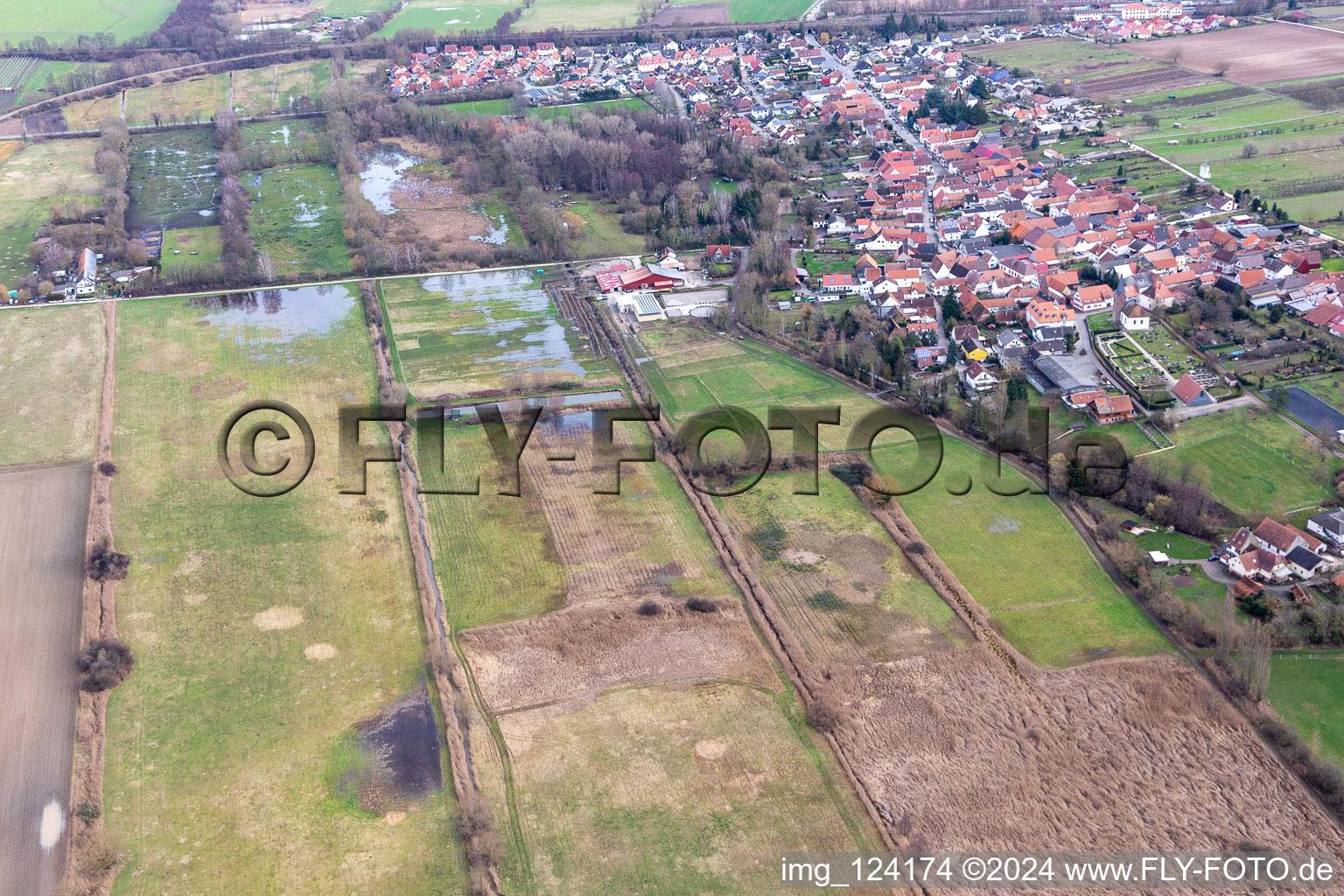 Vue aérienne de Fossé de crue inondé/Erlenbach à la laverie à le quartier Mühlhofen in Billigheim-Ingenheim dans le département Rhénanie-Palatinat, Allemagne