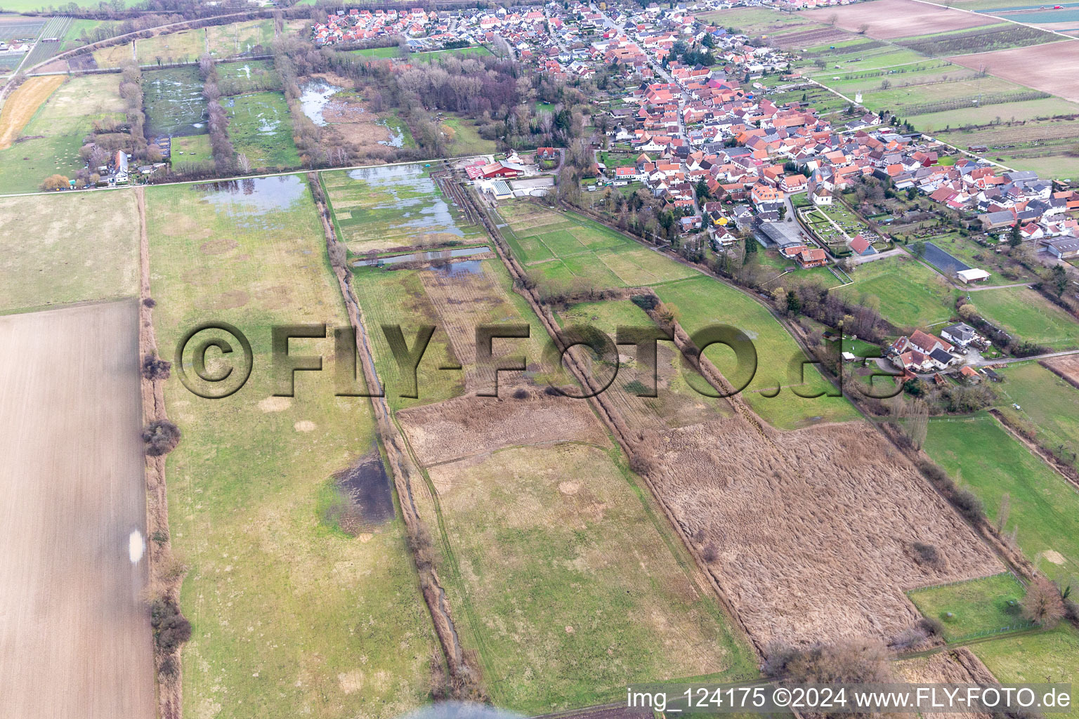 Vue aérienne de Fossé de crue inondé/Erlenbach à la laverie à le quartier Mühlhofen in Billigheim-Ingenheim dans le département Rhénanie-Palatinat, Allemagne