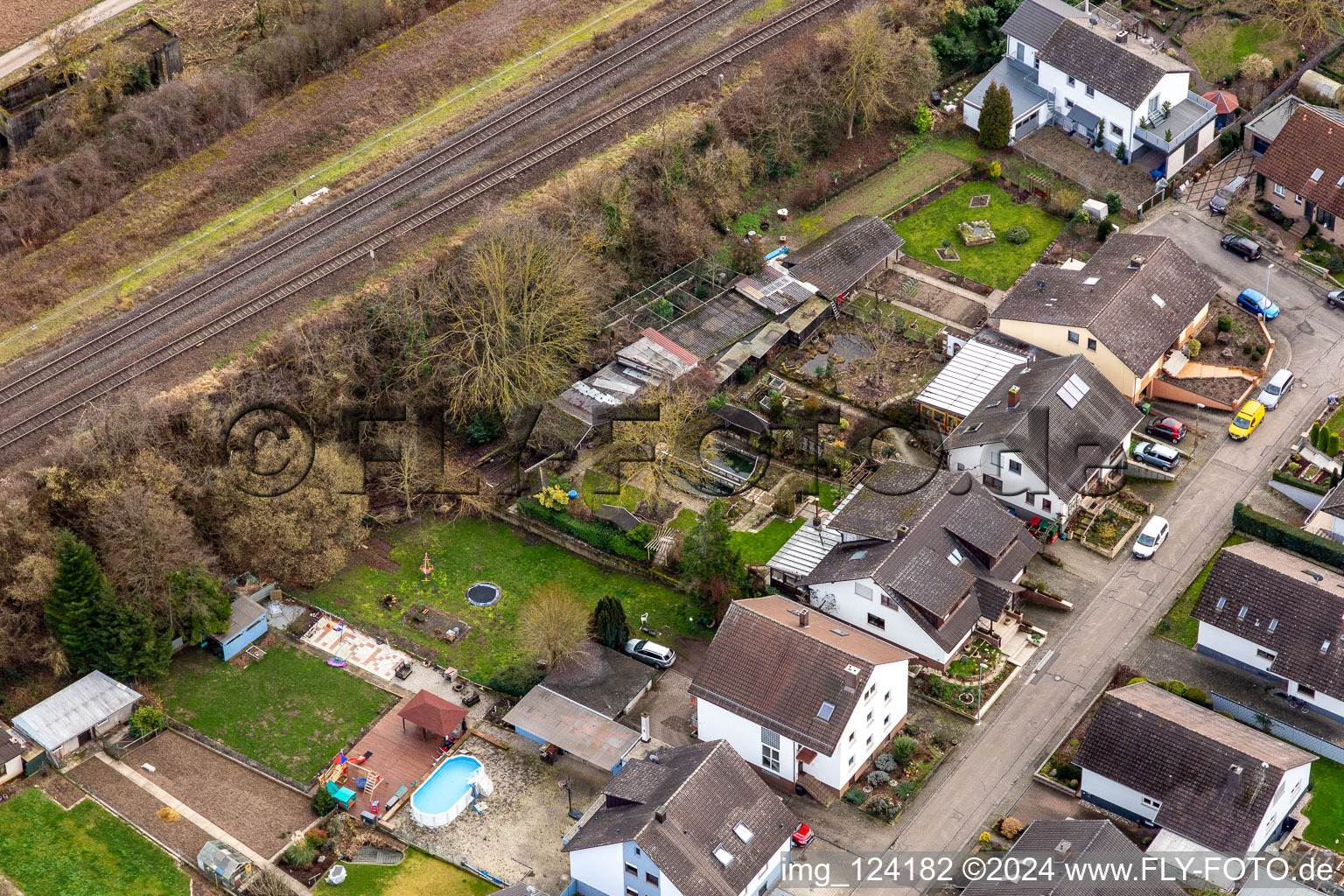 Dans la roseraie à Winden dans le département Rhénanie-Palatinat, Allemagne du point de vue du drone